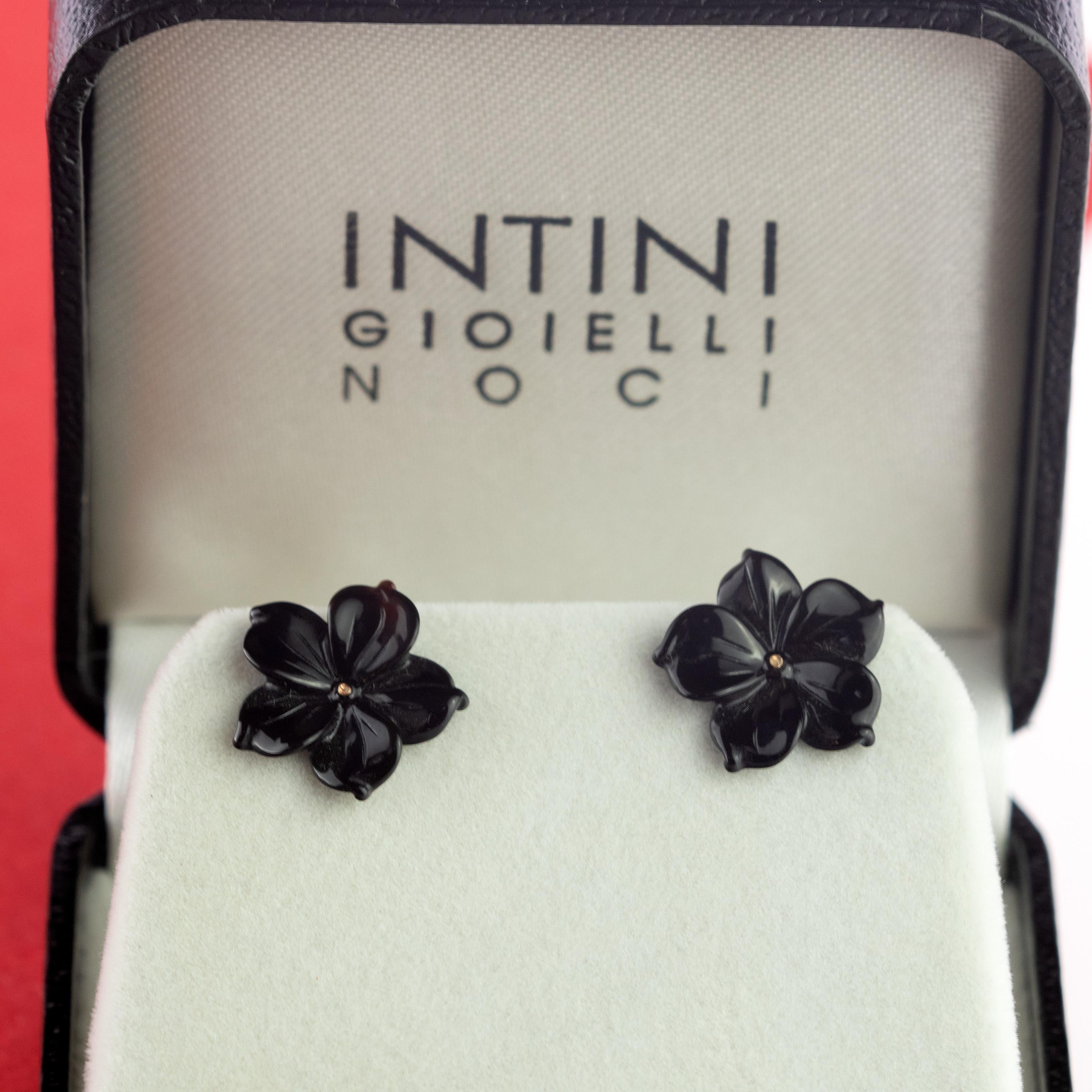 Astonishing and delicate 6 carat black agate flower stud earrings. Carved petals that evoke the italian handmade traditional jewelry work, wrapping itself in a soft look enriched with Gold Plate manifesting glamour and exquisite taste. 
 
Inspired