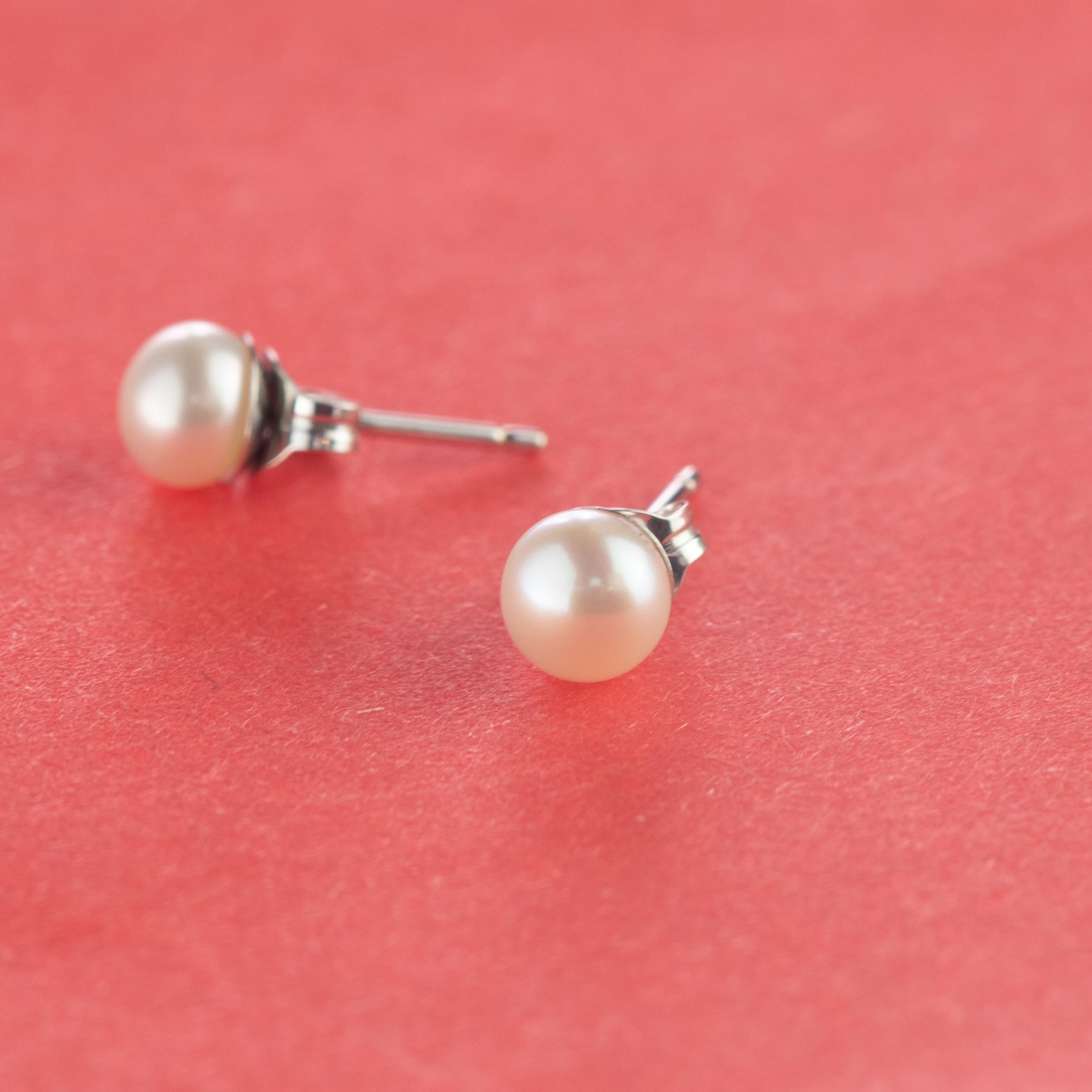 tini Jewels: 18 Karat Weißgold Cocktail-Ohrstecker mit Süßwasserperlen (Rundschliff) im Angebot