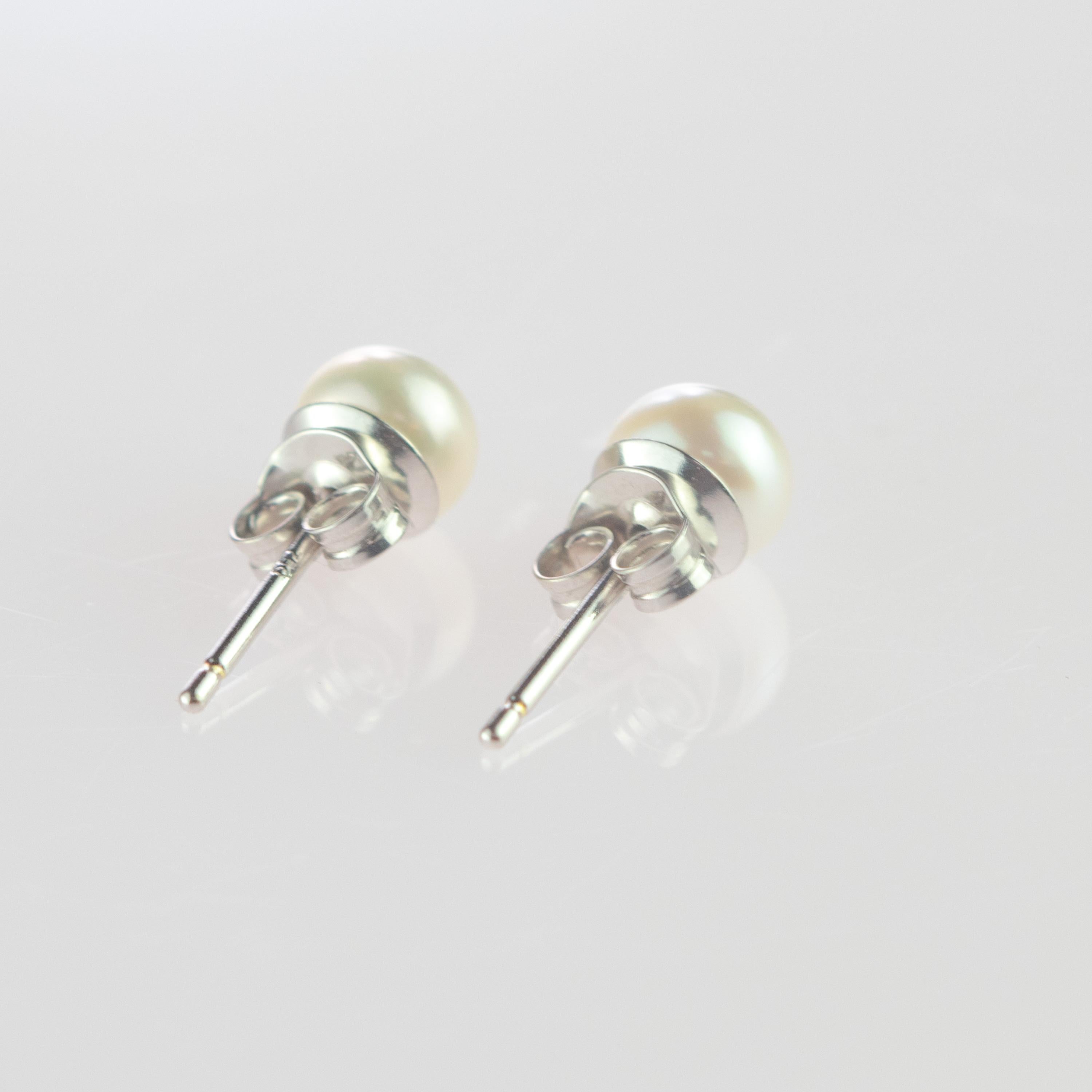 tini Jewels: 18 Karat Weißgold Cocktail-Ohrstecker mit Süßwasserperlen im Angebot 3