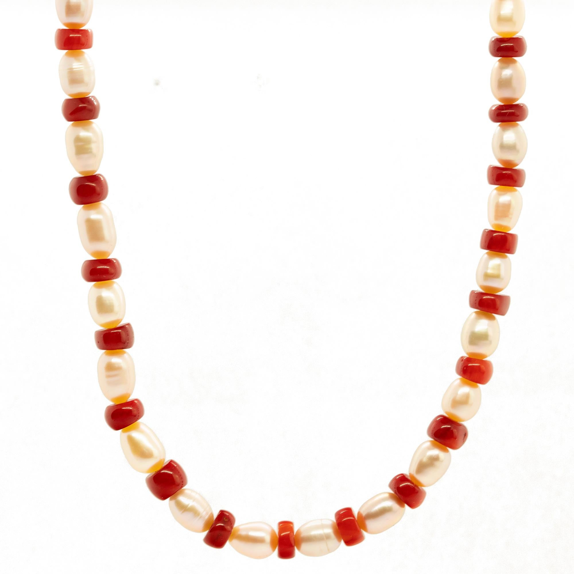 Un diseño colorido y glamuroso. Un estilo moderno y delicado para una mujer joven e intrépida. Deléitate con una luminosa joya hecha a mano. Cuentas de piedras preciosas naturales con cierre de oro amarillo de 18 quilates. El complemento perfecto