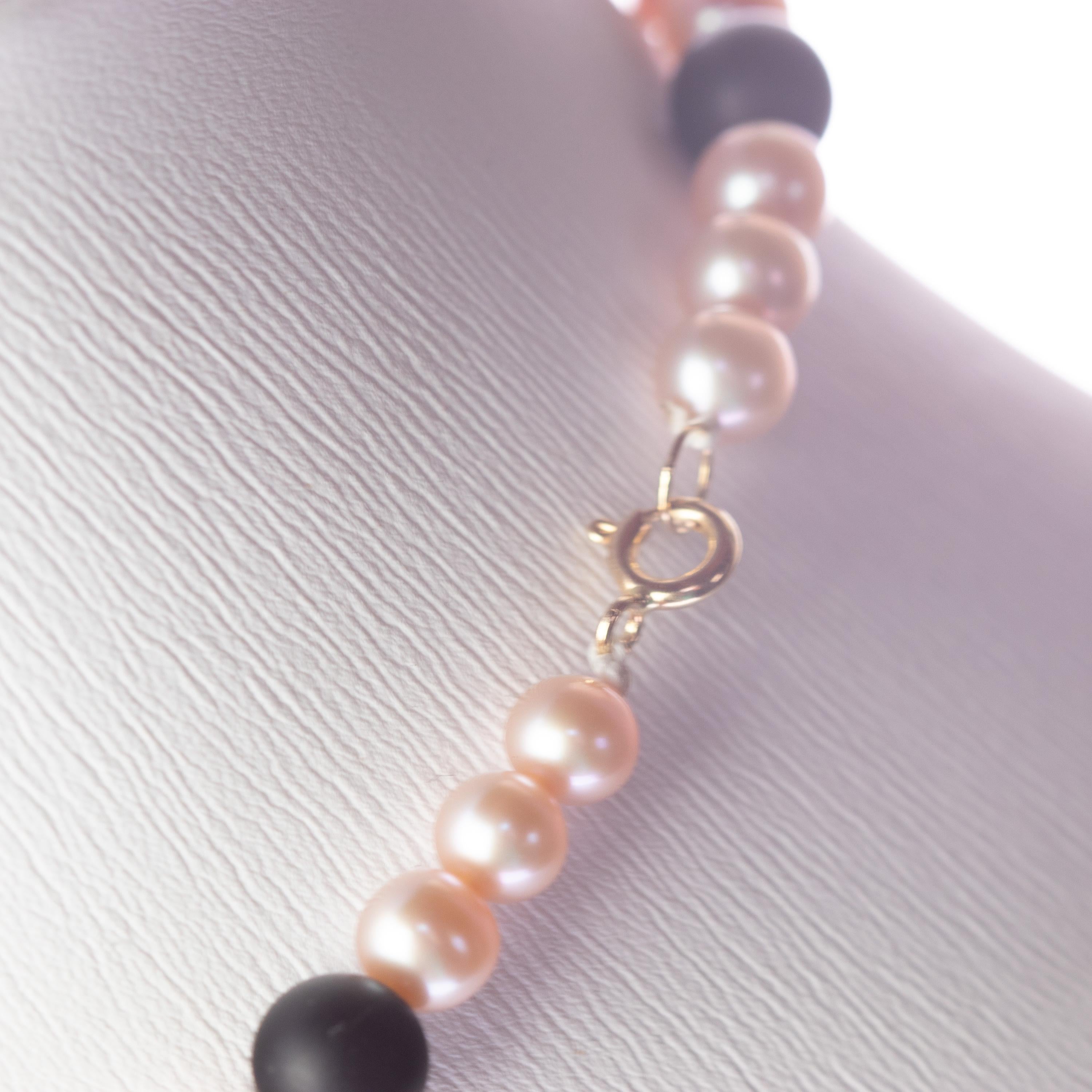 A natural agate and natural freshwater pearls necklace full of design. The perfect complement for a summer night. A modern and delicate style for a young and fearless woman. Natural precious stones beads with a 18 karat yellow gold closure.

An