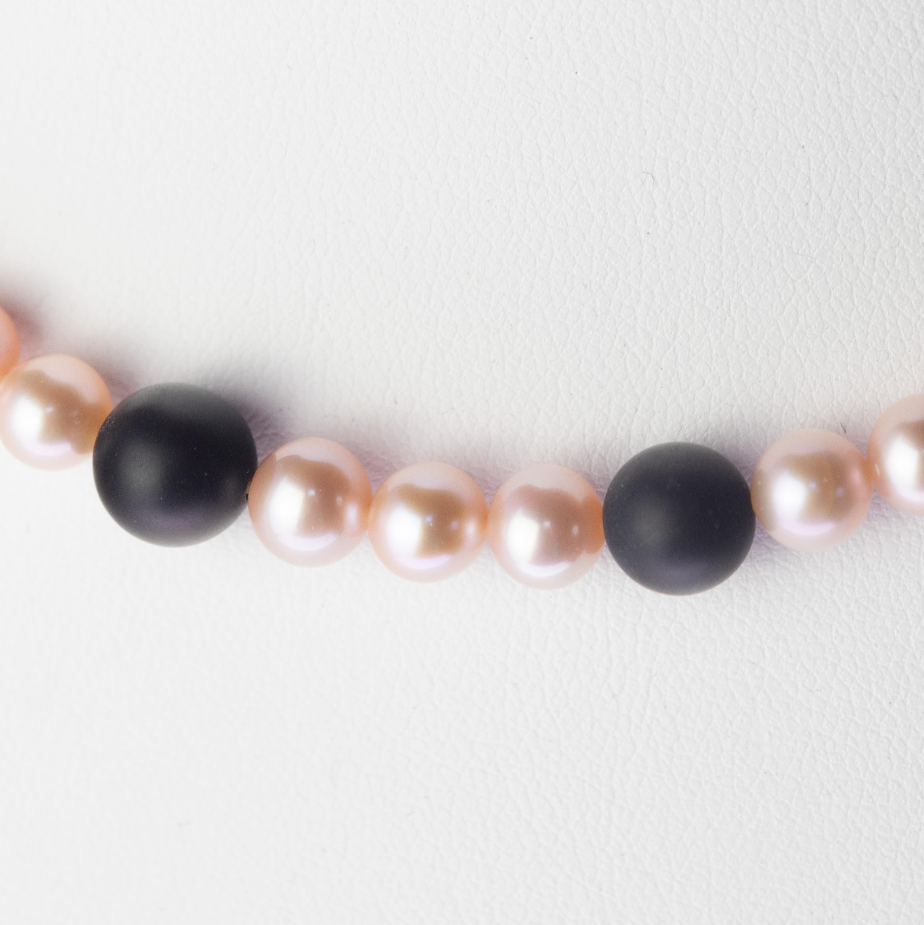 Romantique Intini Jewels Collier en or jaune 18 carats avec perles d'eau douce et agate noire naturelle en vente