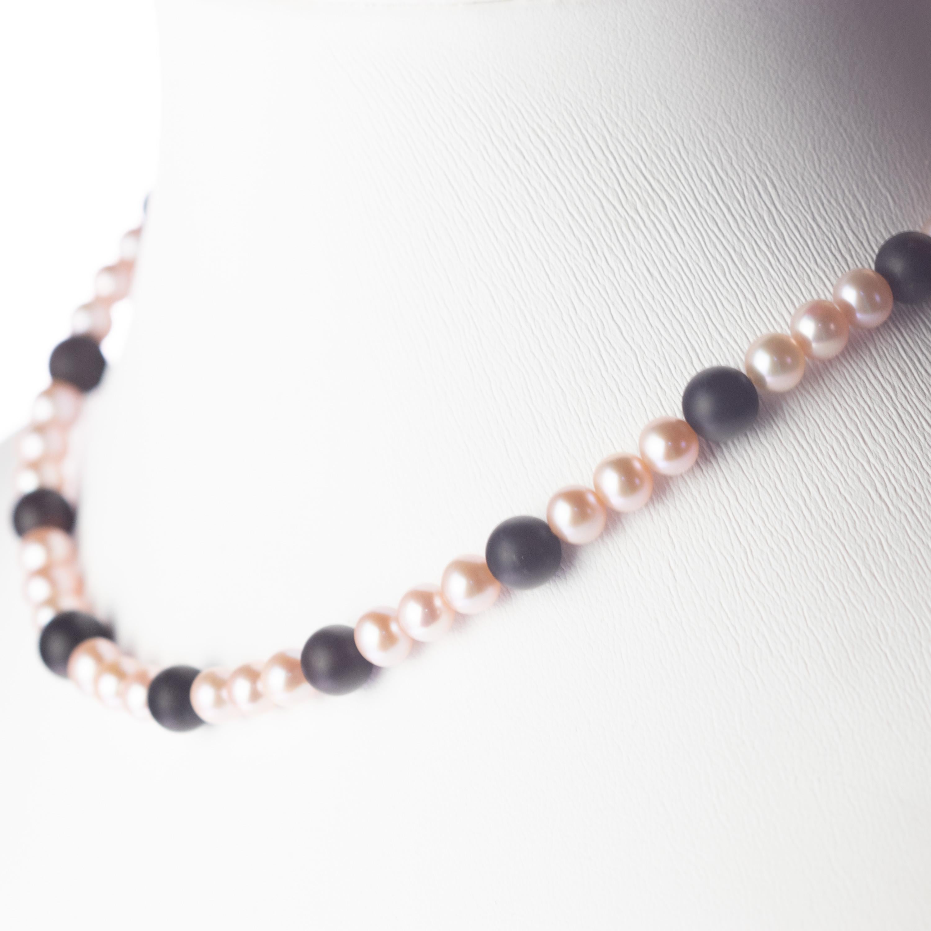 Taille mixte Intini Jewels Collier en or jaune 18 carats avec perles d'eau douce et agate noire naturelle en vente