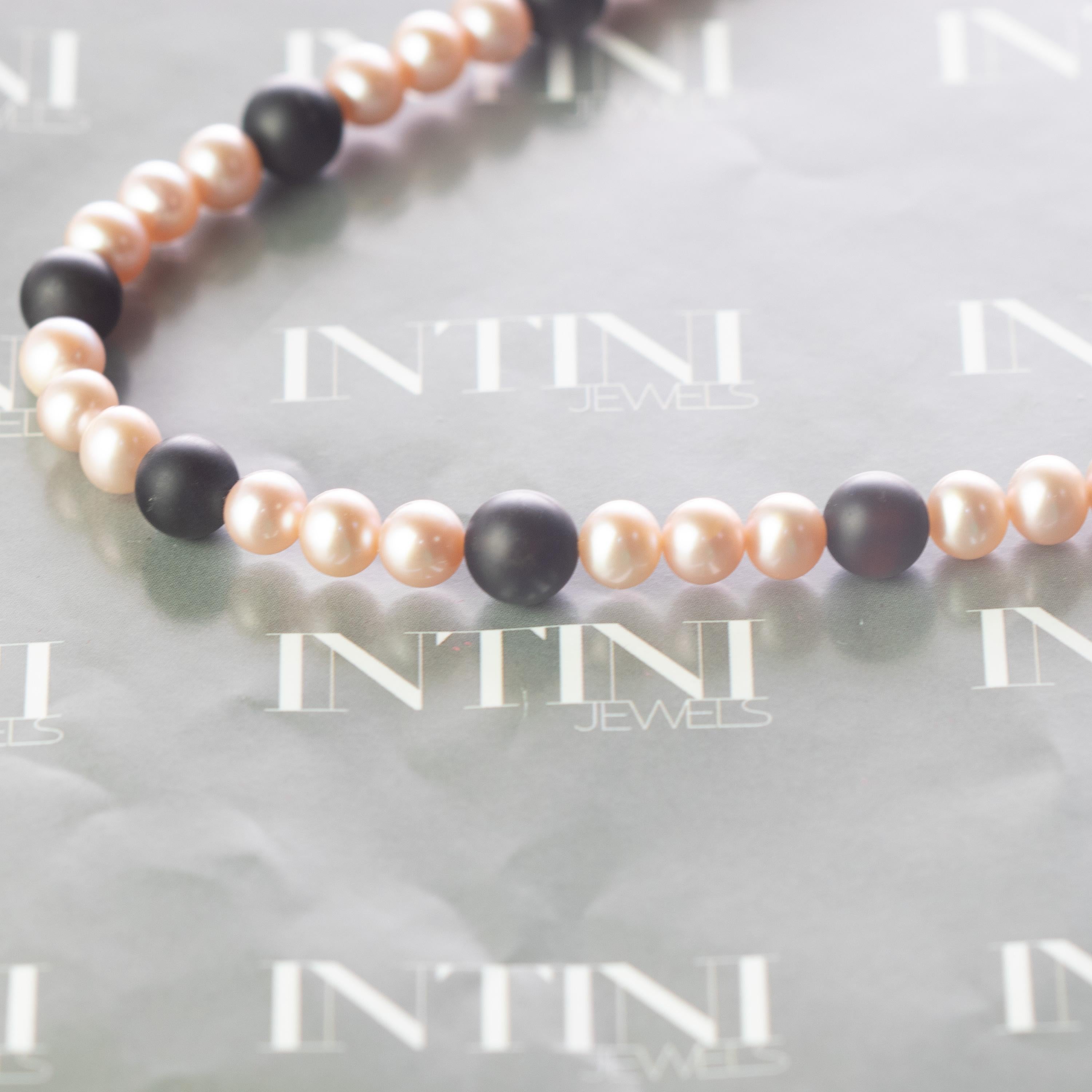 Intini Jewels Collier en or jaune 18 carats avec perles d'eau douce et agate noire naturelle en vente 1