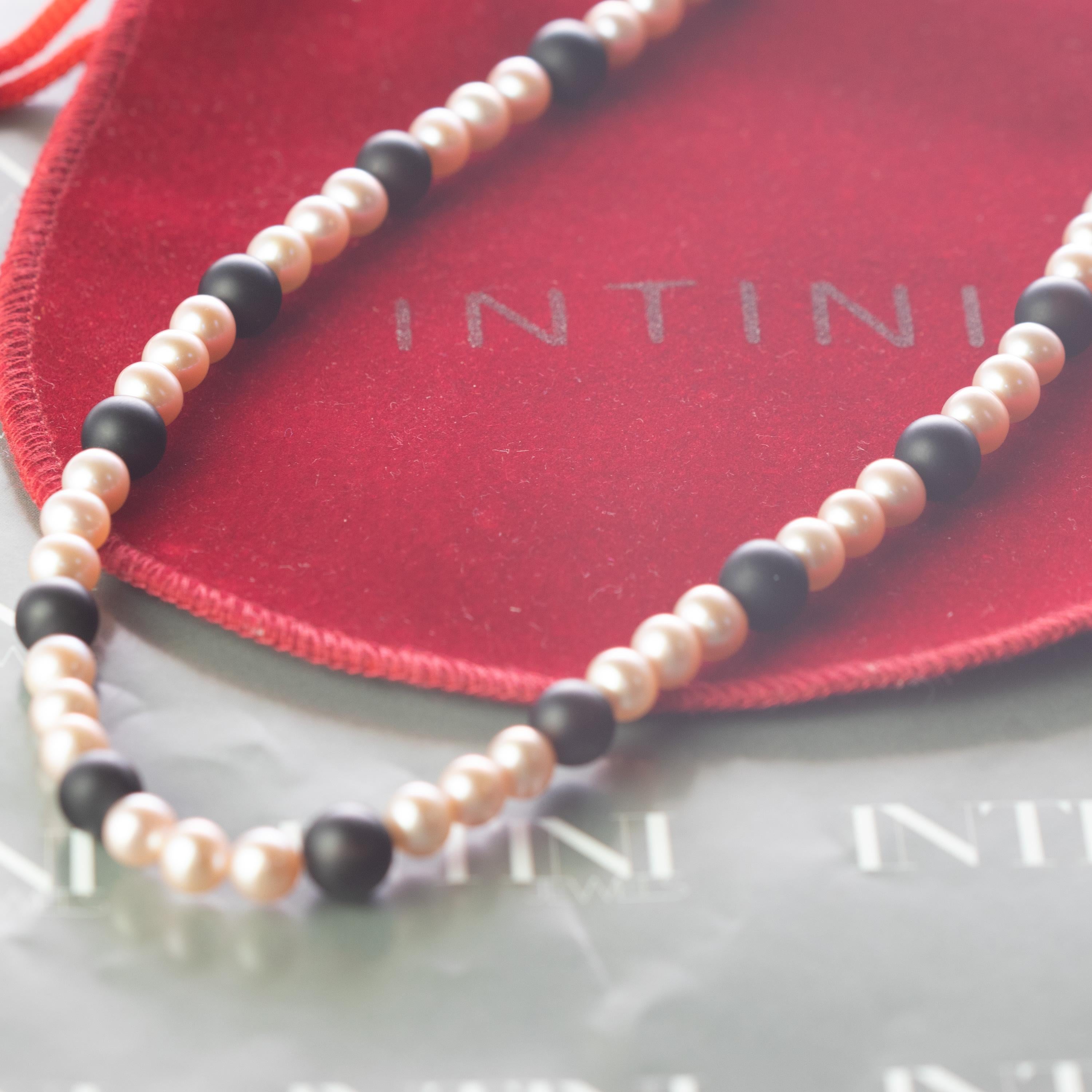 Intini Jewels Collier en or jaune 18 carats avec perles d'eau douce et agate noire naturelle en vente 2