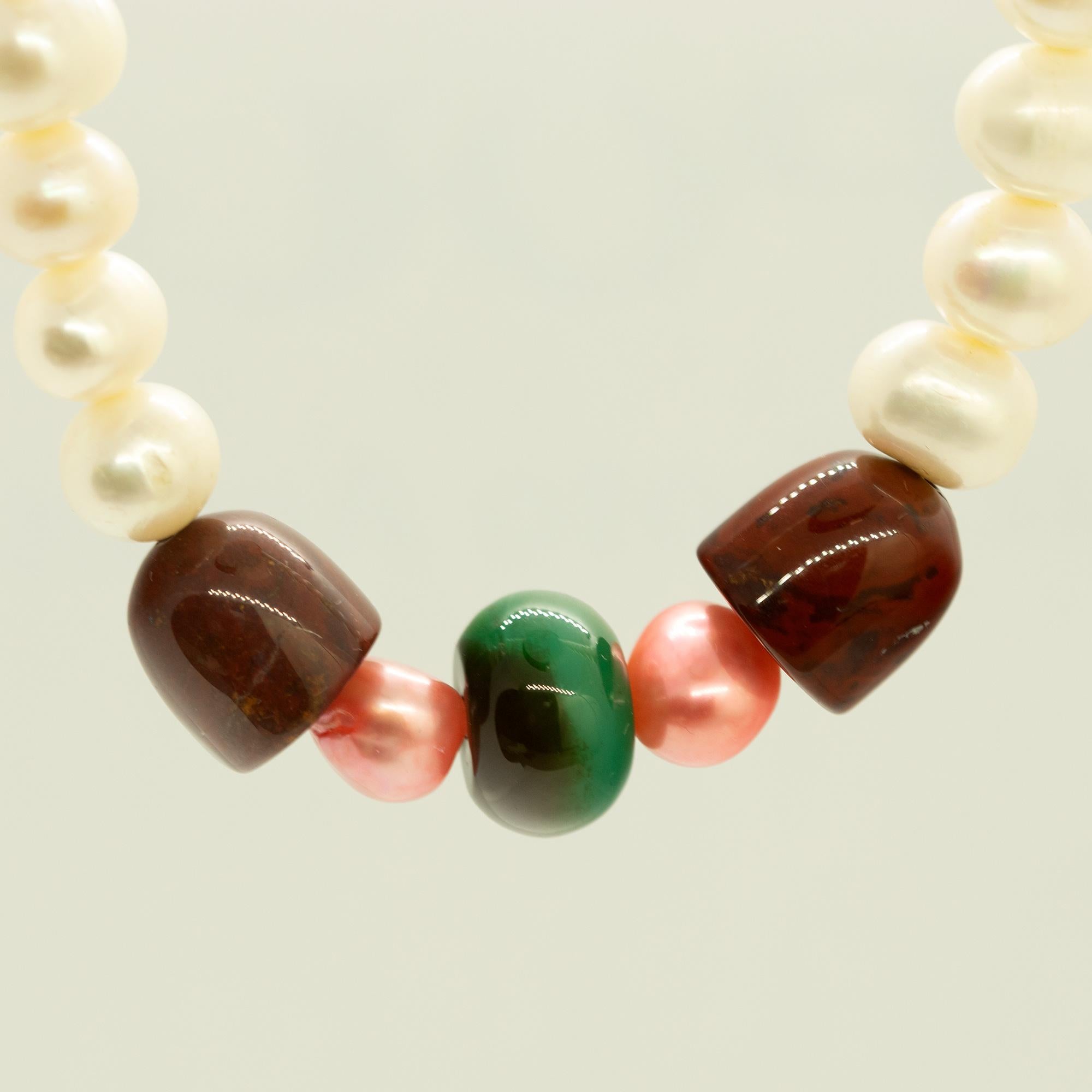 Un design coloré et glamour. Un style moderne et délicat pour une femme jeune et intrépide. Faites-vous plaisir avec un bijou artisanal lumineux. Perles de pierres précieuses naturelles avec une fermeture en or jaune 18 carats. Le complément parfait