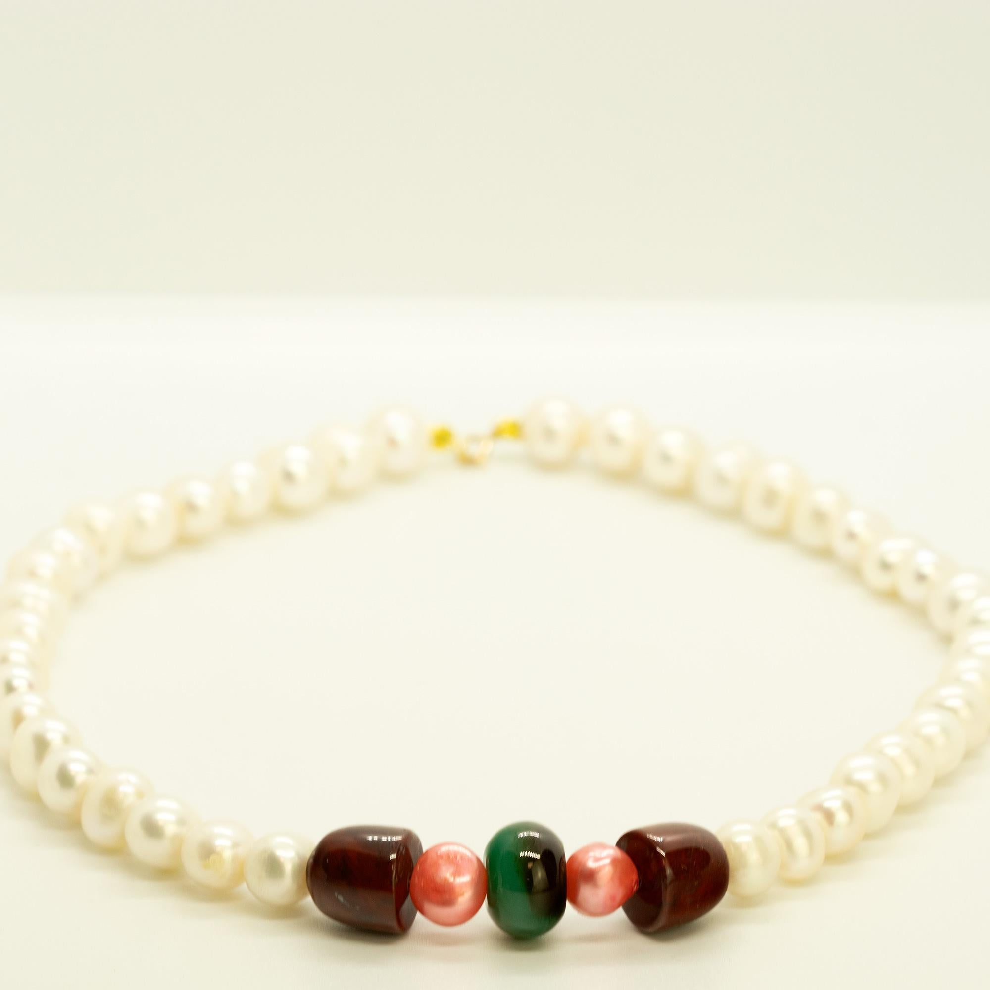 Taille mixte Intini Jewels Collier déco bohème chic en or 18 carats avec perles d'eau douce colorées et perles en vente