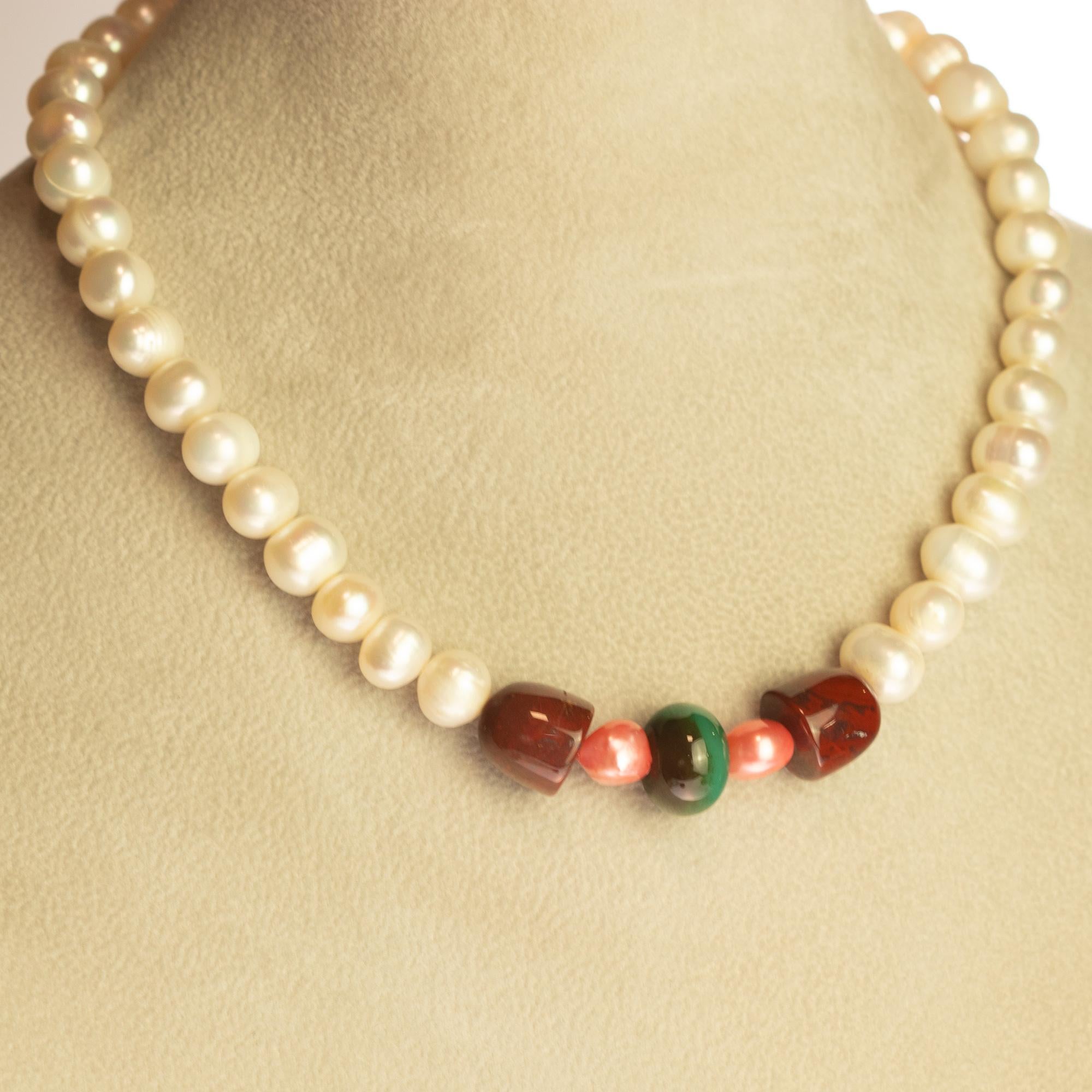 Intini Jewels Collier déco bohème chic en or 18 carats avec perles d'eau douce colorées et perles Unisexe en vente