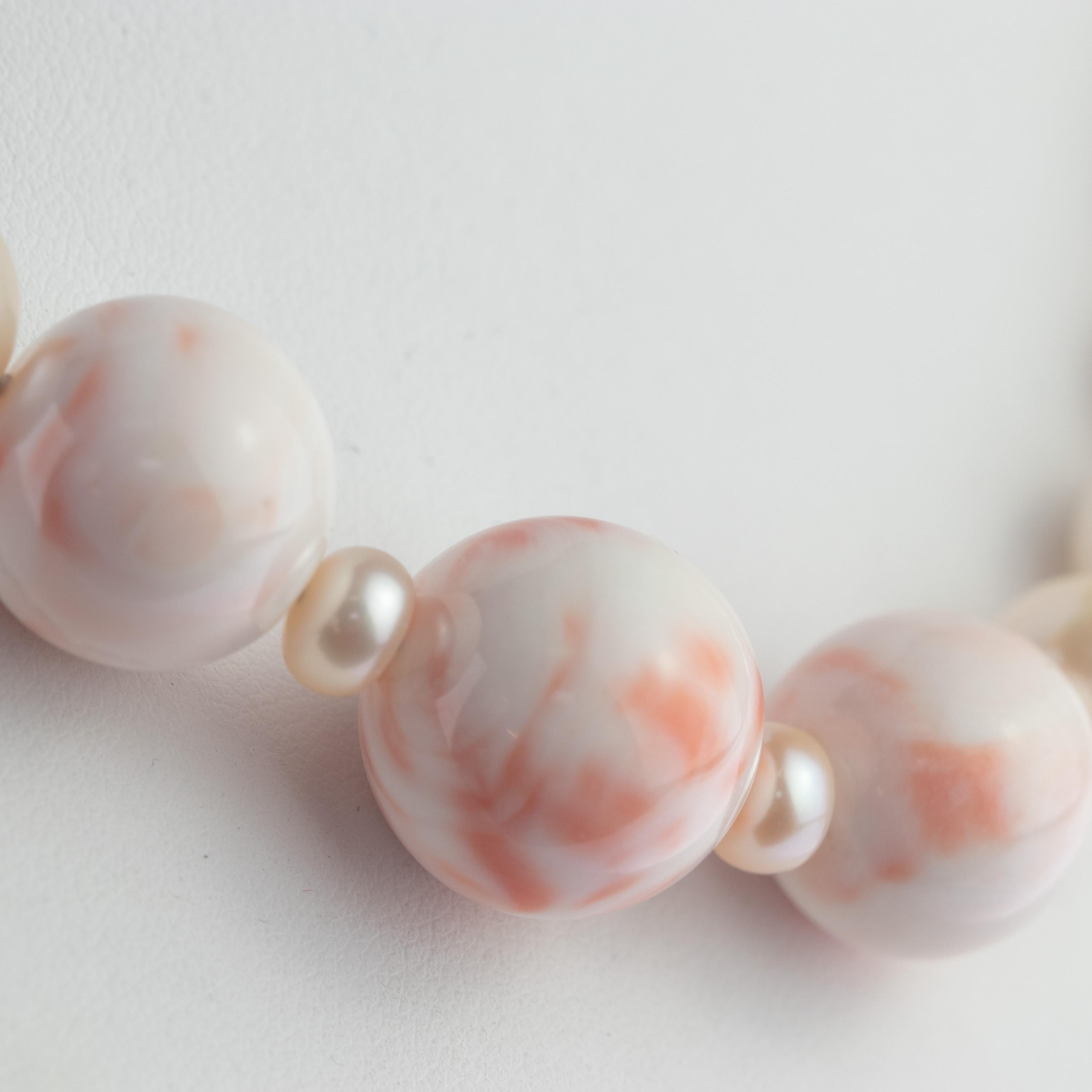 Intini Jewels - Collana da cocktail con perle d'acqua dolce e corallo in oro bianco 14 carati in vendita 5