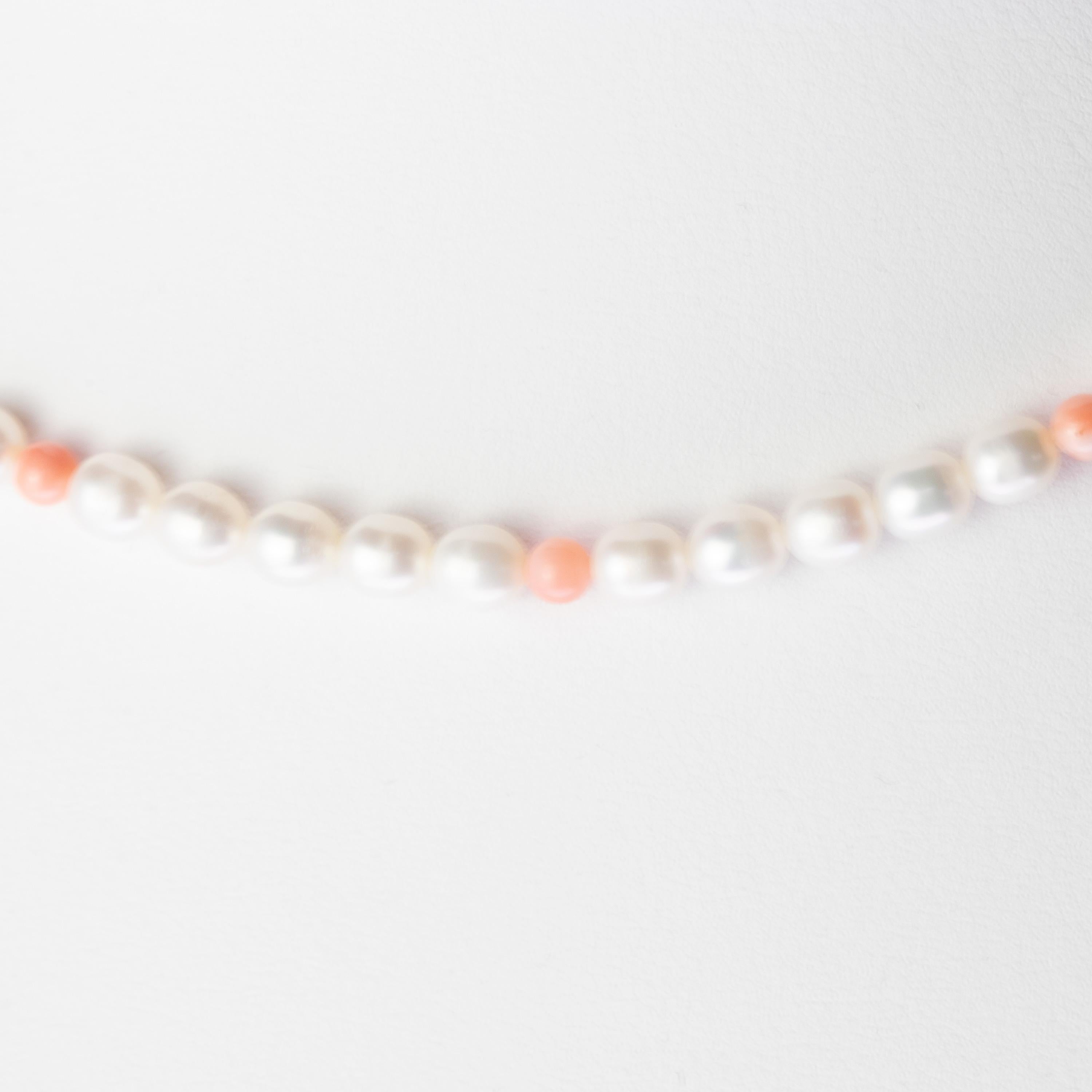 Un design intemporel et un corail charmant. Des matériaux de première qualité pour un collier iconique Made in Italy.

Des perles d'eau douce de première qualité avec une fermeture élégante en or blanc 14k.

Un collier iconique pour une tenue