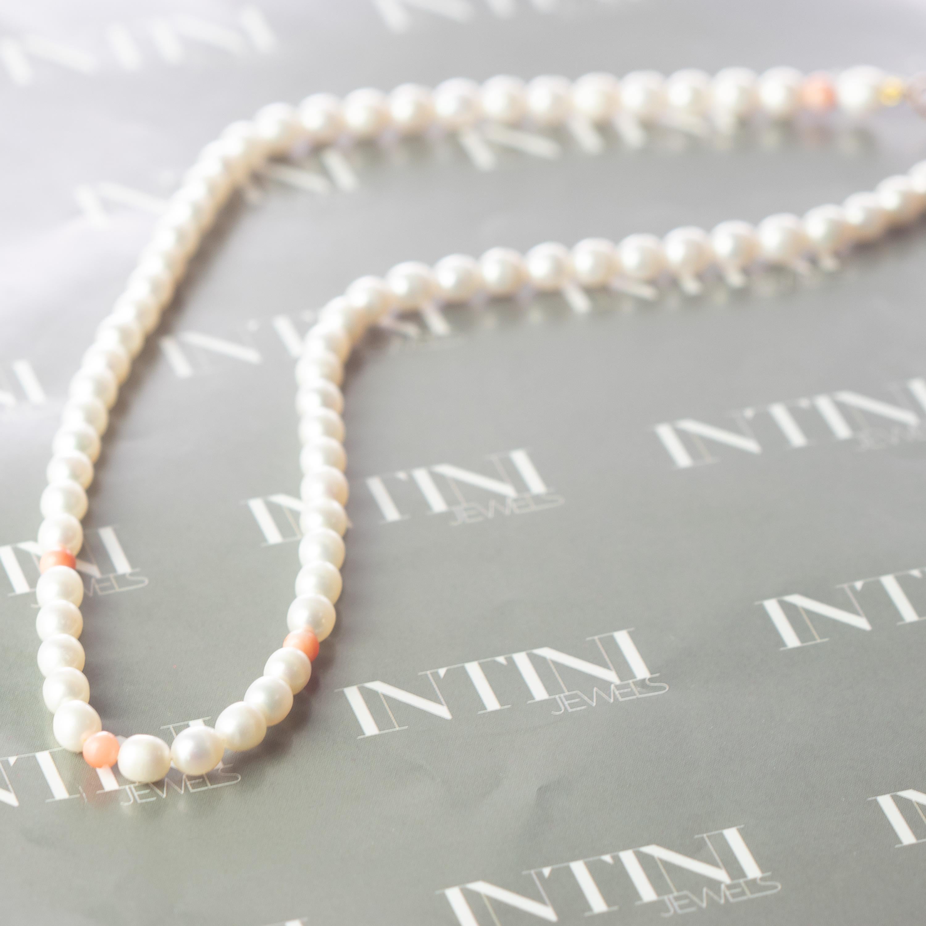 Taille ronde Intini Jewels Collier cocktail en or blanc 14 carats avec perles d'eau douce et corail en vente