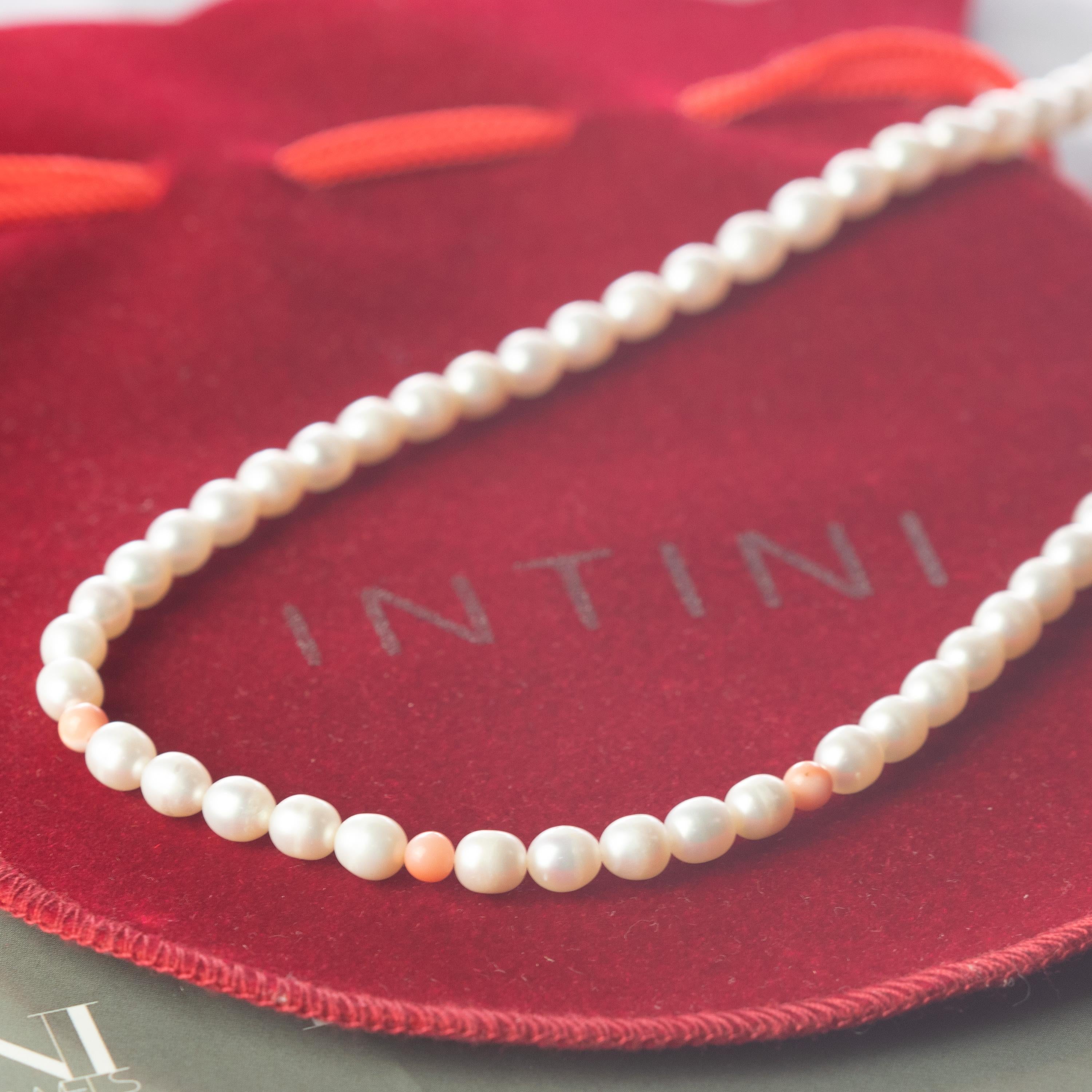 Intini Jewels Collier cocktail en or blanc 14 carats avec perles d'eau douce et corail Neuf - En vente à Milano, IT