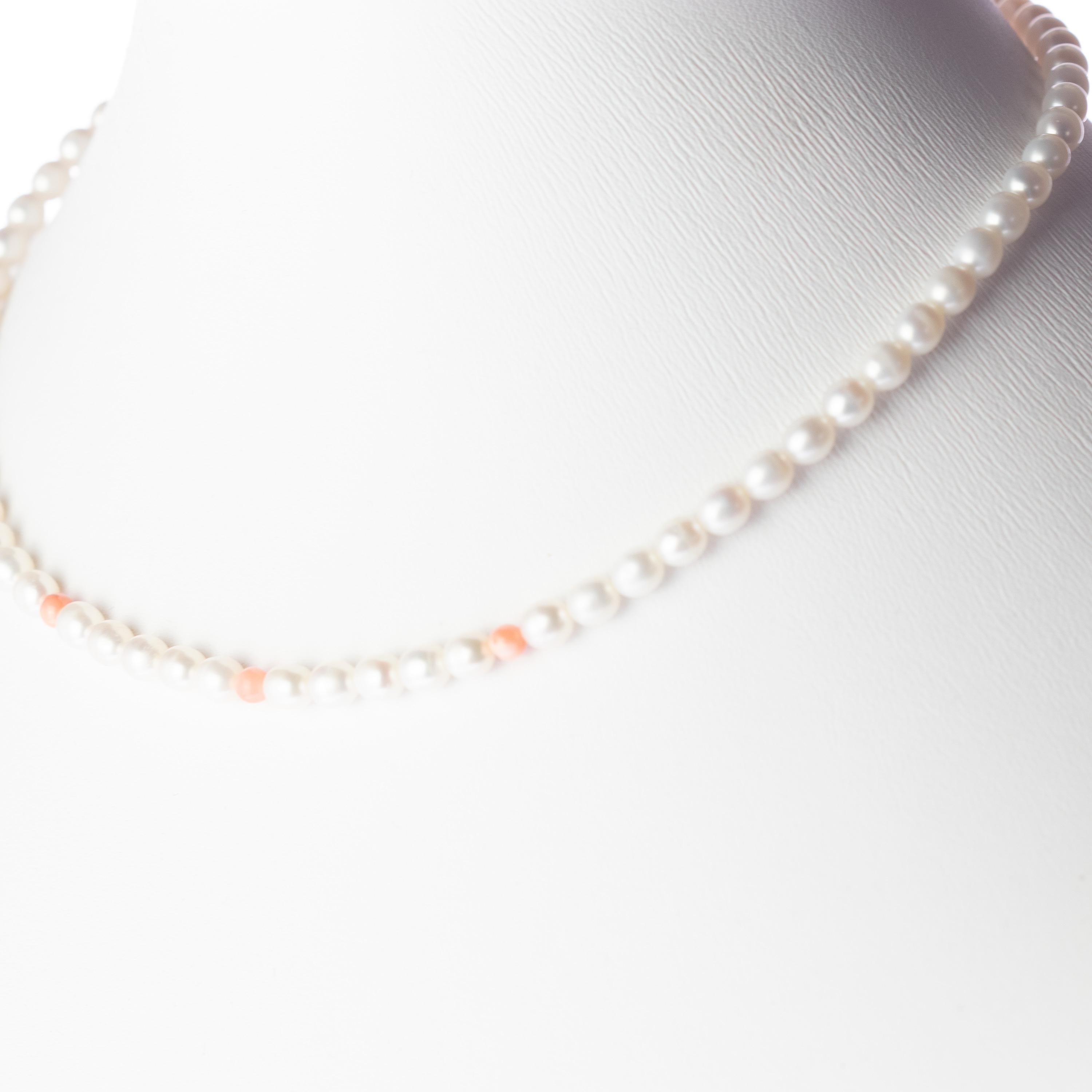 Intini Jewels Collier cocktail en or blanc 14 carats avec perles d'eau douce et corail Unisexe en vente