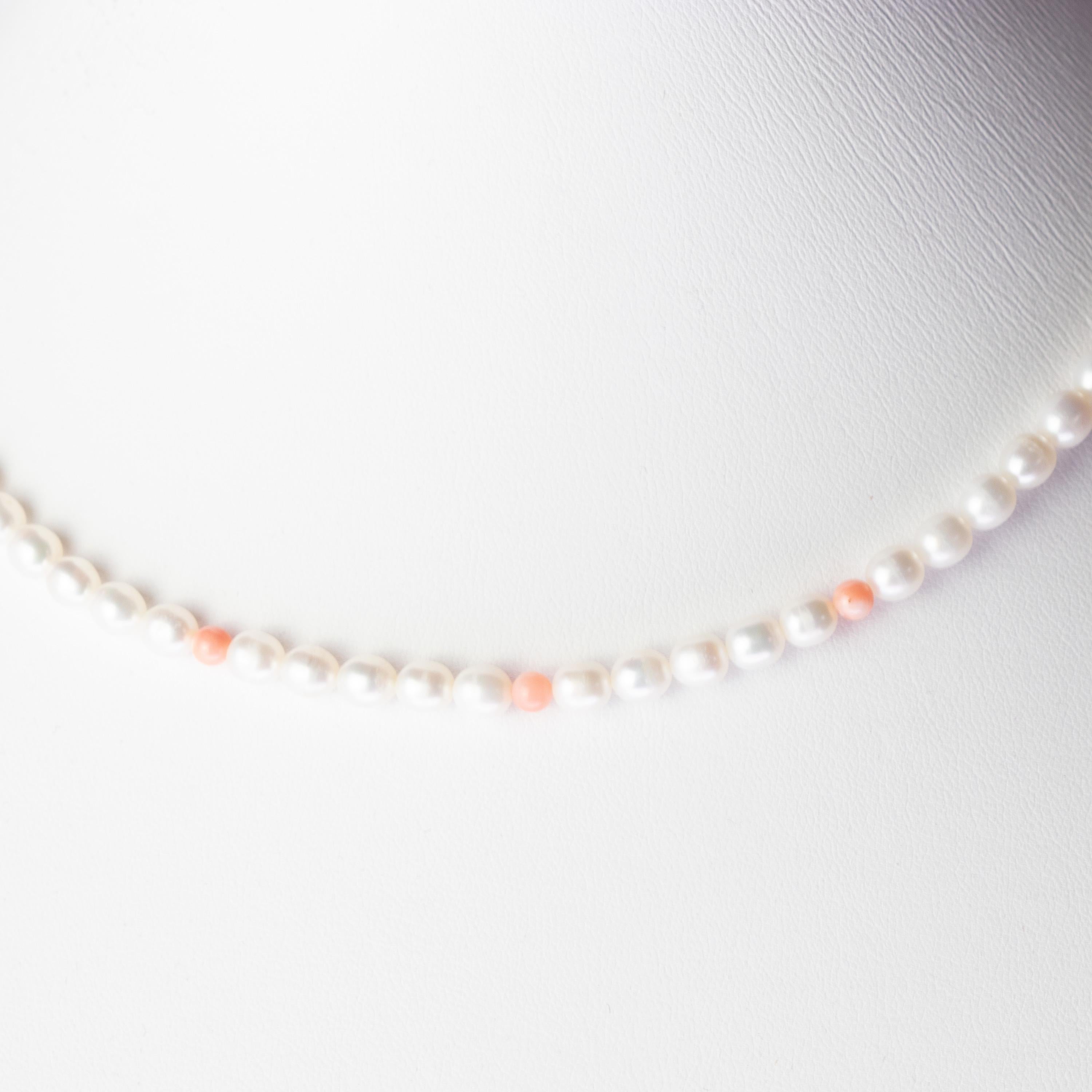 Intini Jewels - Collana da cocktail con perle d'acqua dolce e corallo in oro bianco 18 carati in vendita 1