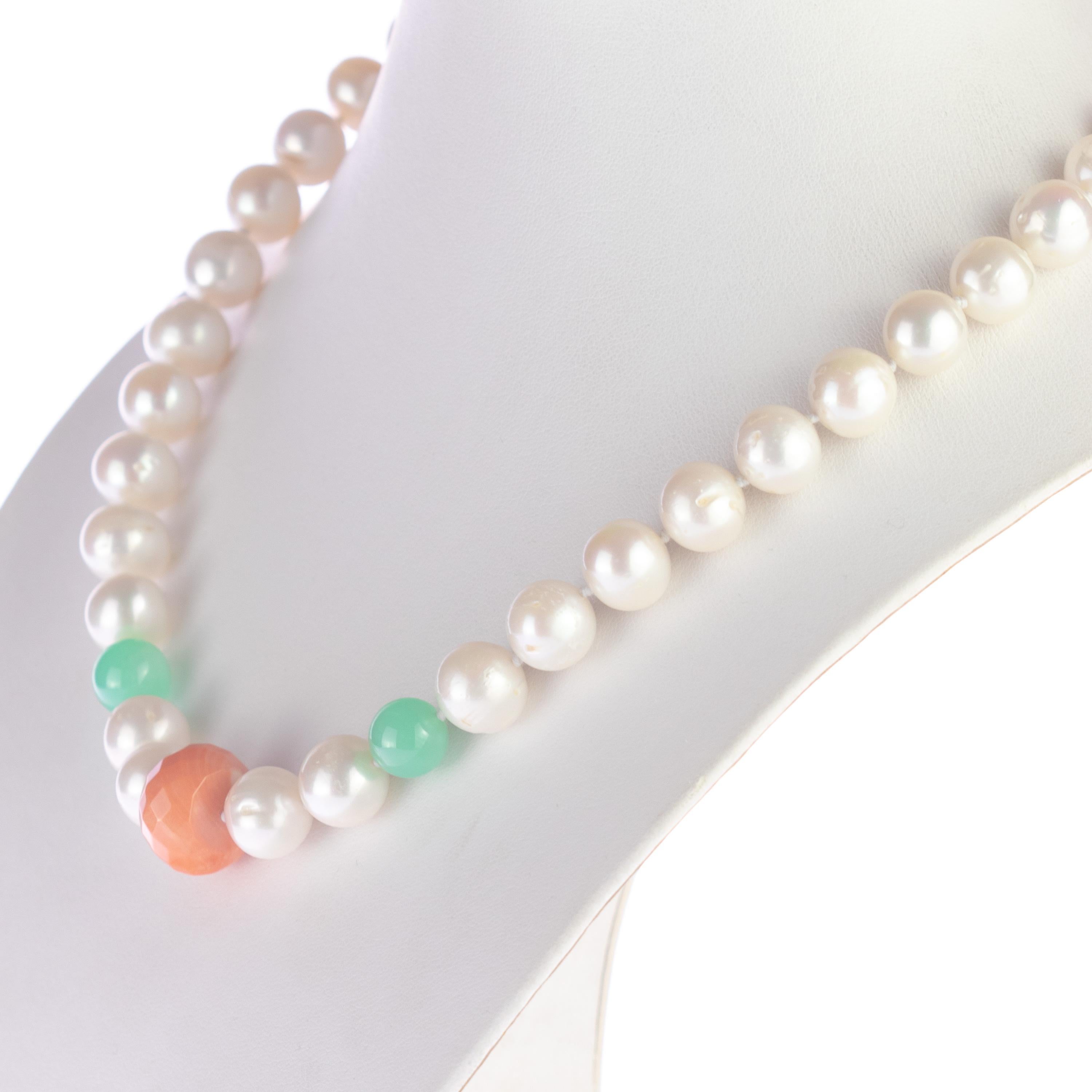 Questa collana epica è un'eccezionale dimostrazione di colore e di maestria italiana in cui perle d'acqua dolce, corallo e crisoprasio si fondono in un pezzo unico. Comoda chiusura a moschettone in argento sterling. Questa collana si ispira ai
