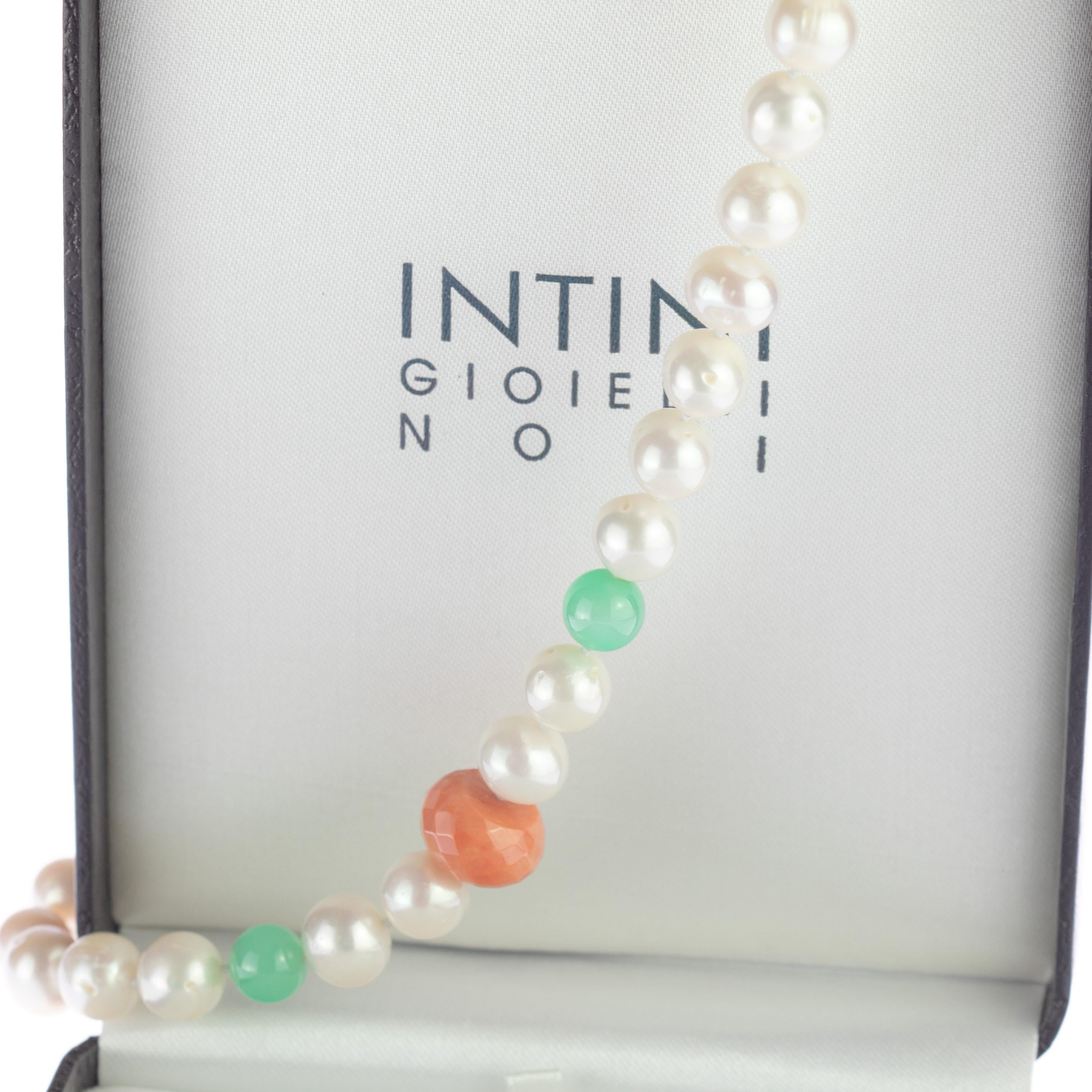 Taglio misto Intini Jewels Collana di perle d'acqua dolce, corallo e crisoprasio in argento sterling in vendita