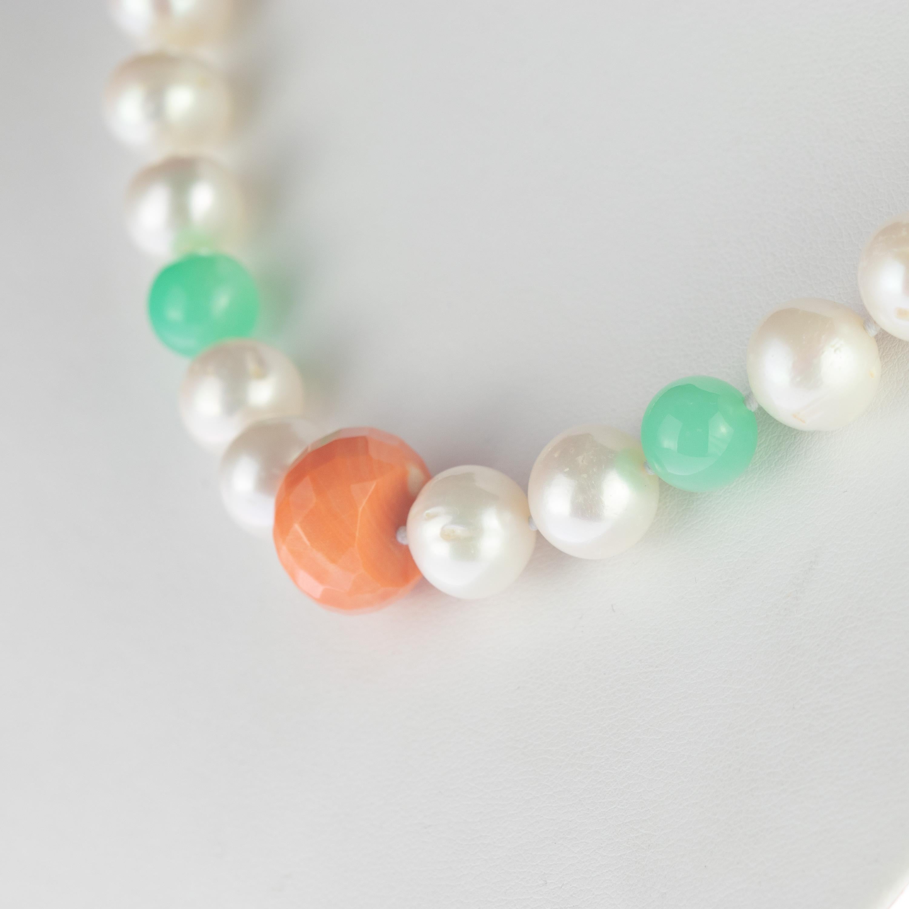 Donna Intini Jewels Collana di perle d'acqua dolce, corallo e crisoprasio in argento sterling in vendita