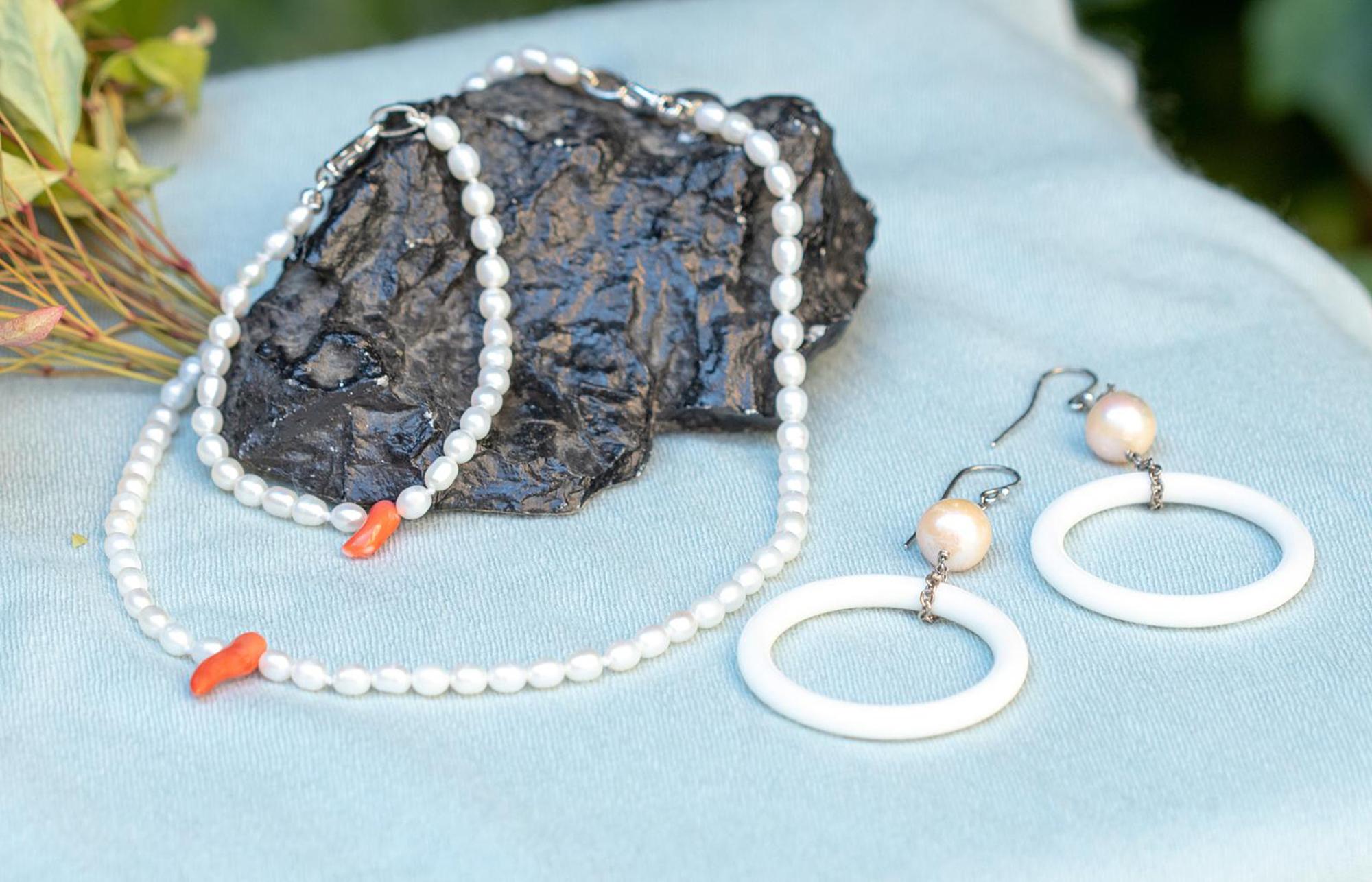 Donna Intini Jewels Collana da cocktail con perle d'acqua dolce e corallo in argento sterling in vendita