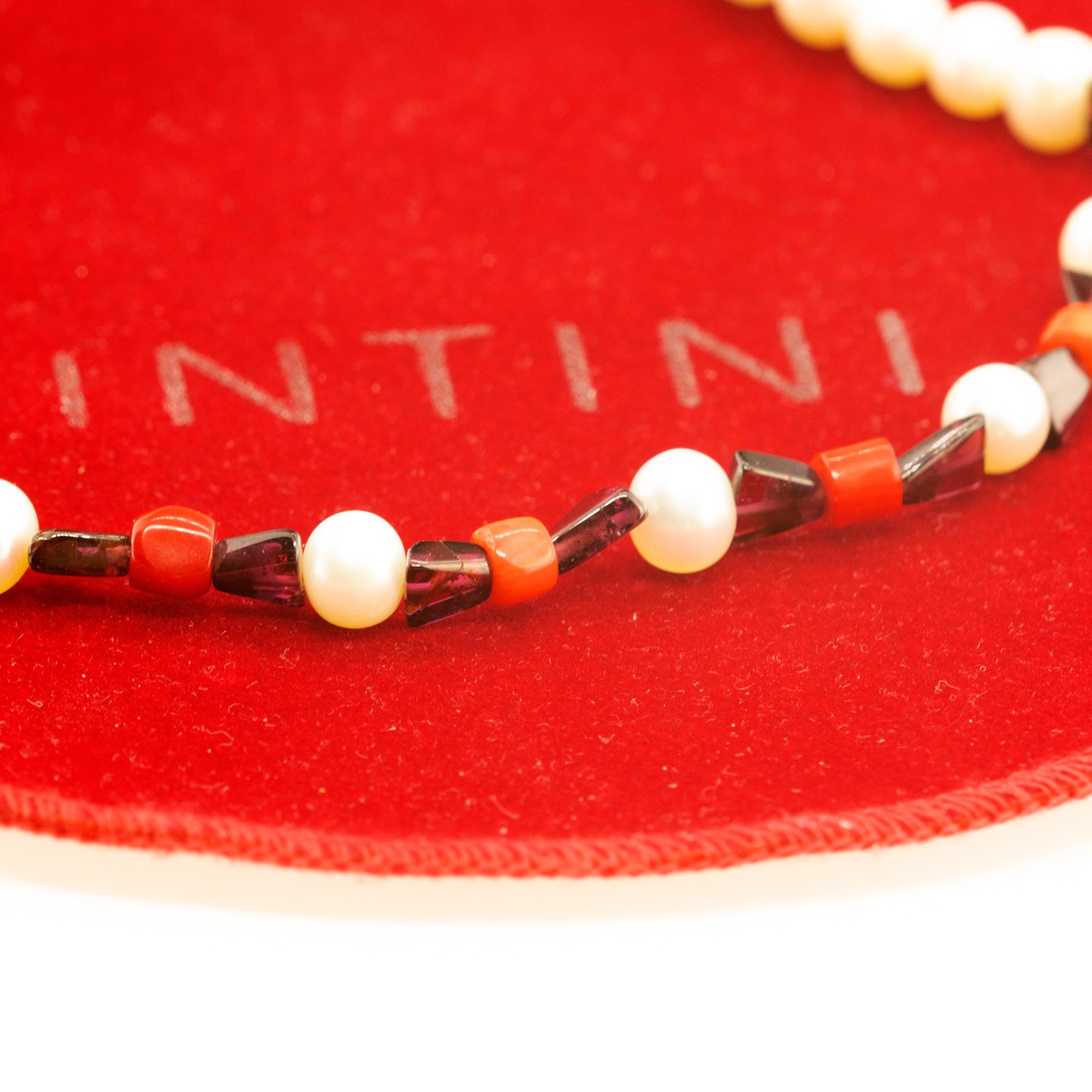 Un design coloré et glamour. Un style moderne et délicat pour une femme jeune et intrépide. Faites-vous plaisir avec un bijou artisanal lumineux. Perles de pierres précieuses naturelles avec une fermeture en or jaune 18 carats. Le complément parfait