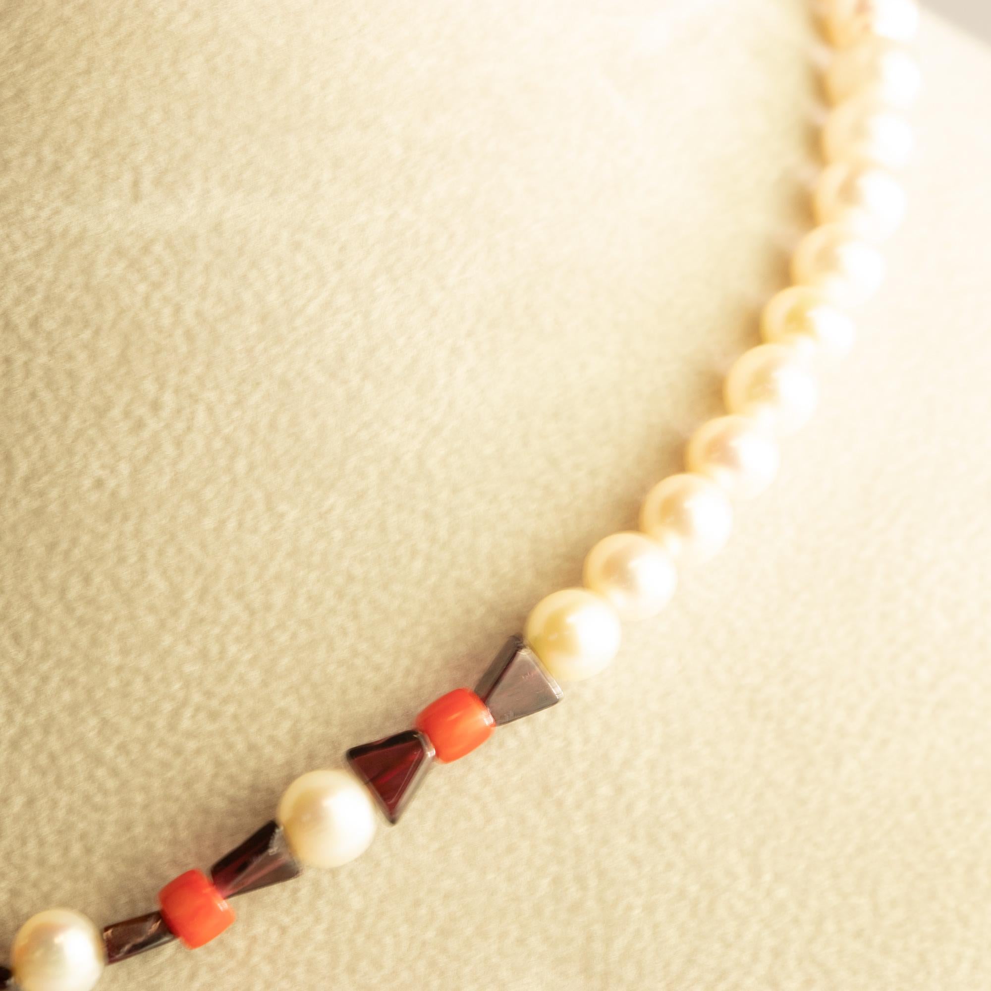 Taille mixte Intini Jewels Collier déco bohème chic en or 18 carats avec perles d'eau douce et grenats Bambu en vente