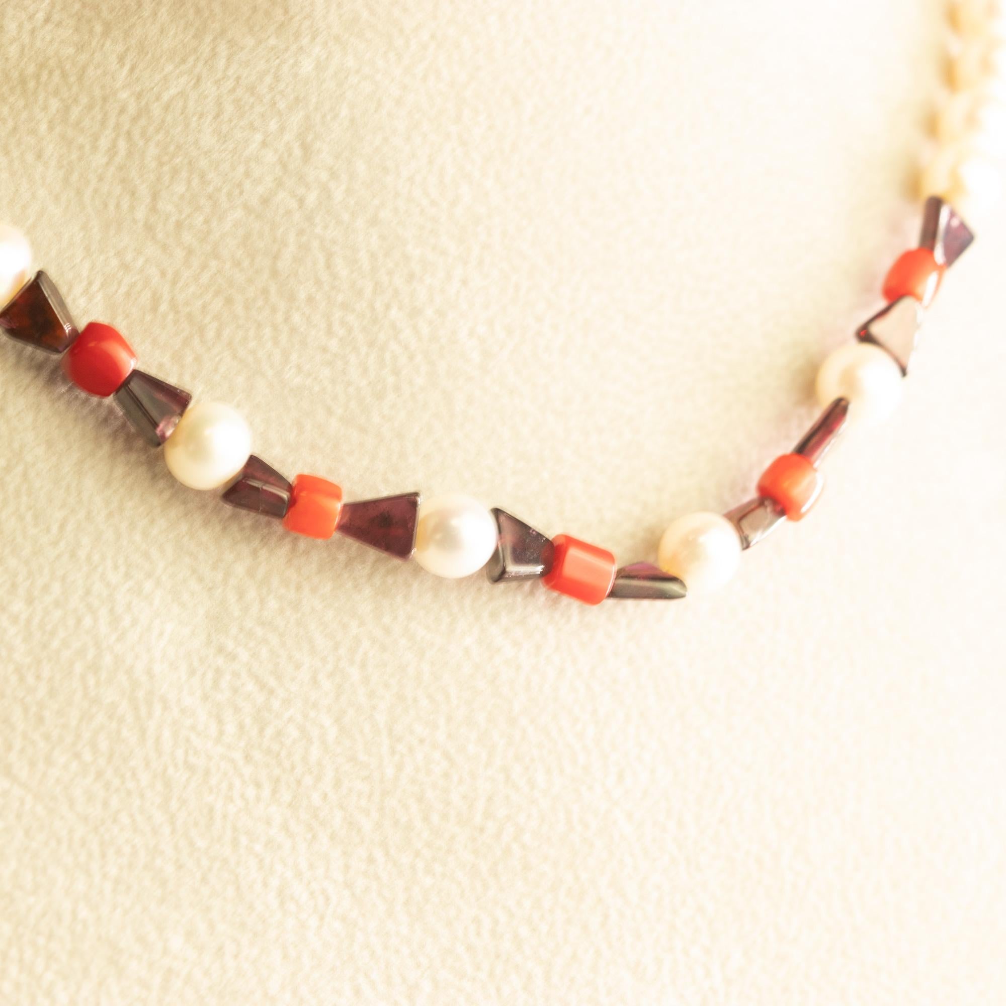 Intini Jewels Collier déco bohème chic en or 18 carats avec perles d'eau douce et grenats Bambu Neuf - En vente à Milano, IT