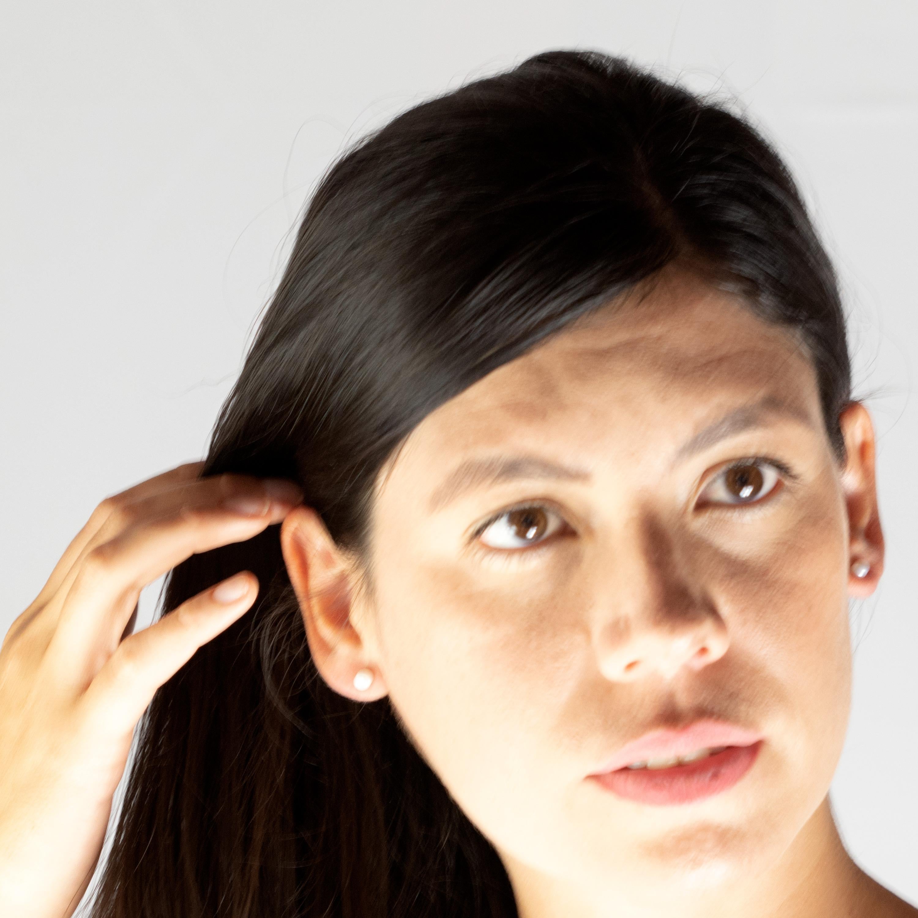 Espléndidas e impresionantes perlas de agua dulce perladas. Pendientes italianos llenos de carisma y serena belleza. Estas perlas redondas de agua dulce de 0,5 cm adornadas con baño de oro crean un look deco sencillo y elegante para cualquier