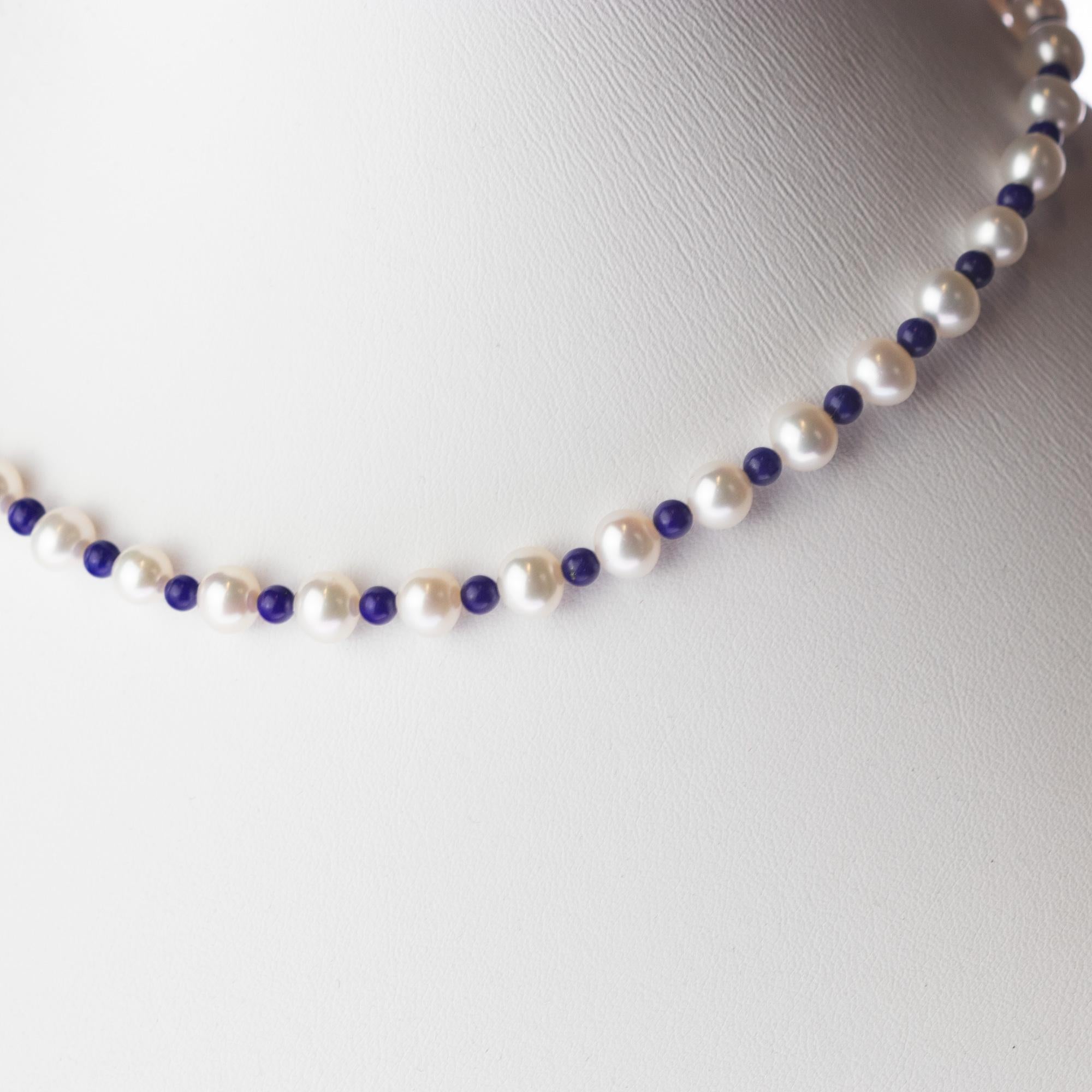 A natural freshwater pearls and high quality lapis lazuli necklace full of design. A modern and delicate style for a young and fearless woman. Delight yourself with a luminous handmade jewelry. Natural precious stones with a 18 karat yellow gold