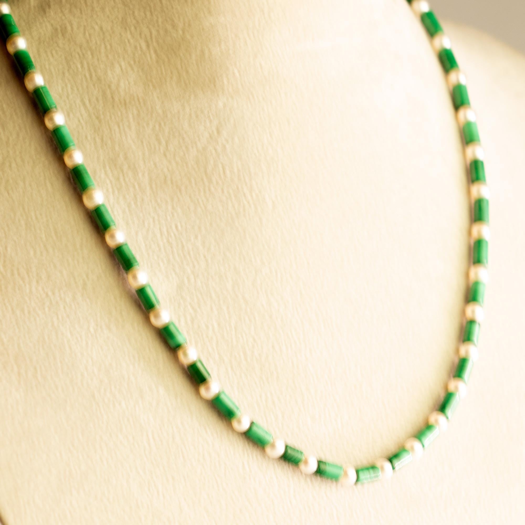 Un design colorato e affascinante. Uno stile moderno e delicato per una donna giovane e intrepida. Deliziati con un gioiello luminoso fatto a mano. Perline di pietre preziose naturali con chiusura in oro giallo 18 carati. Il complemento perfetto per