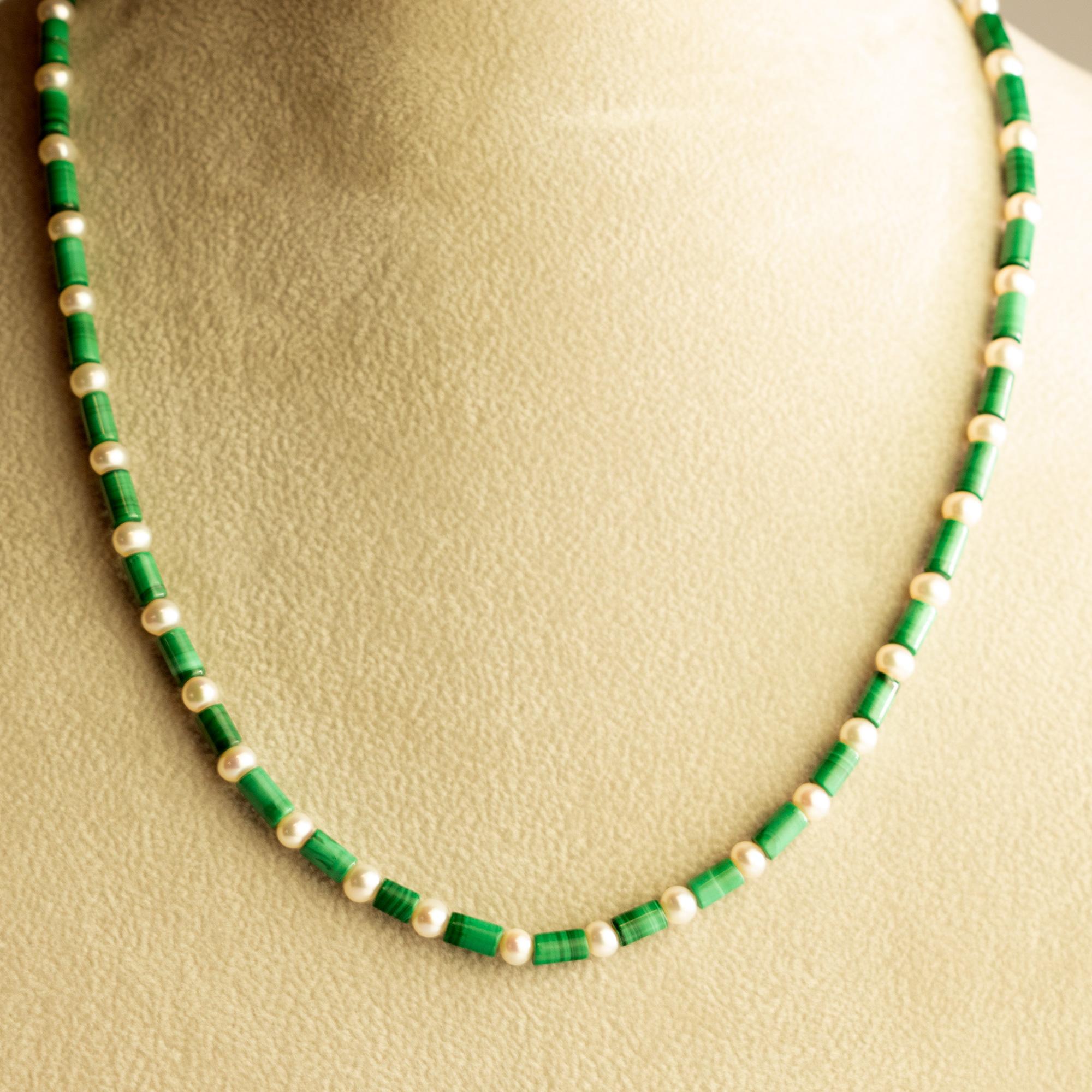 Taglio misto Intini Jewels - Collana Boho Chic Deco in oro 18 carati con perle d'acqua dolce e malachite in vendita