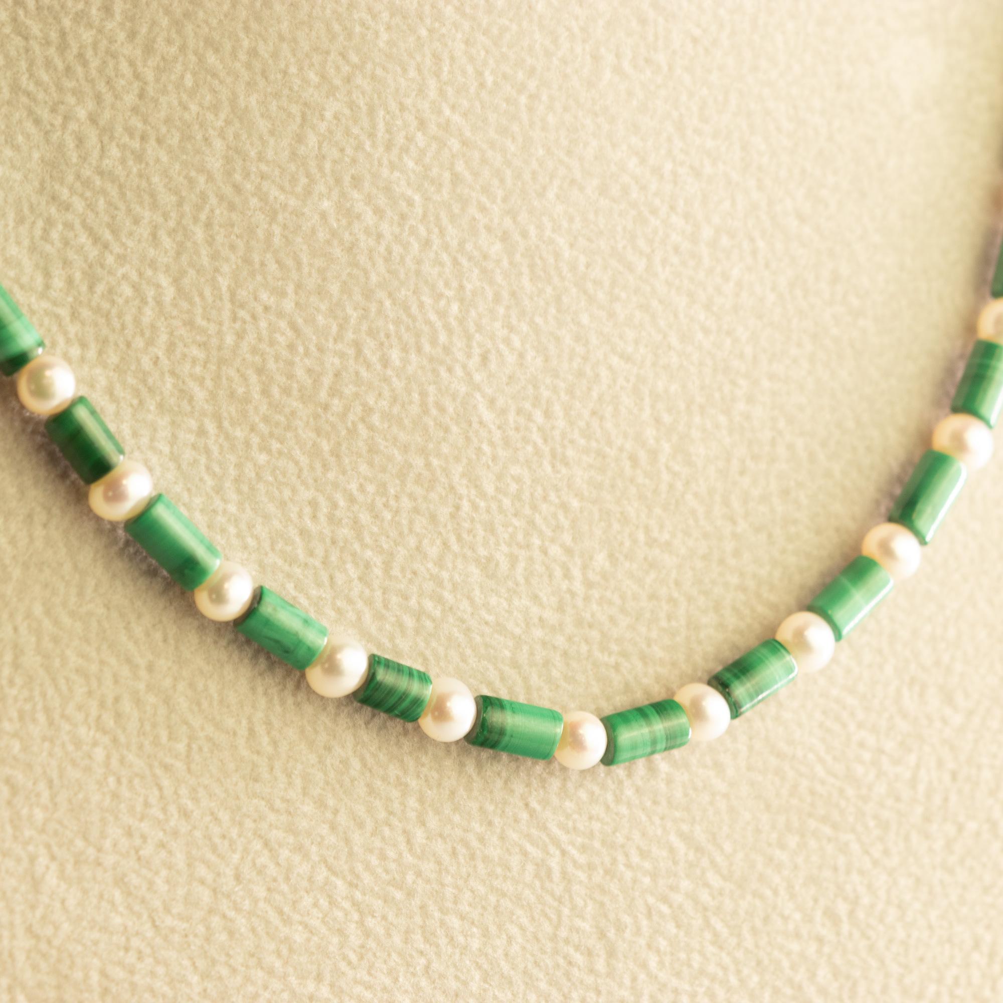 da uomo o donna Intini Jewels - Collana Boho Chic Deco in oro 18 carati con perle d'acqua dolce e malachite in vendita