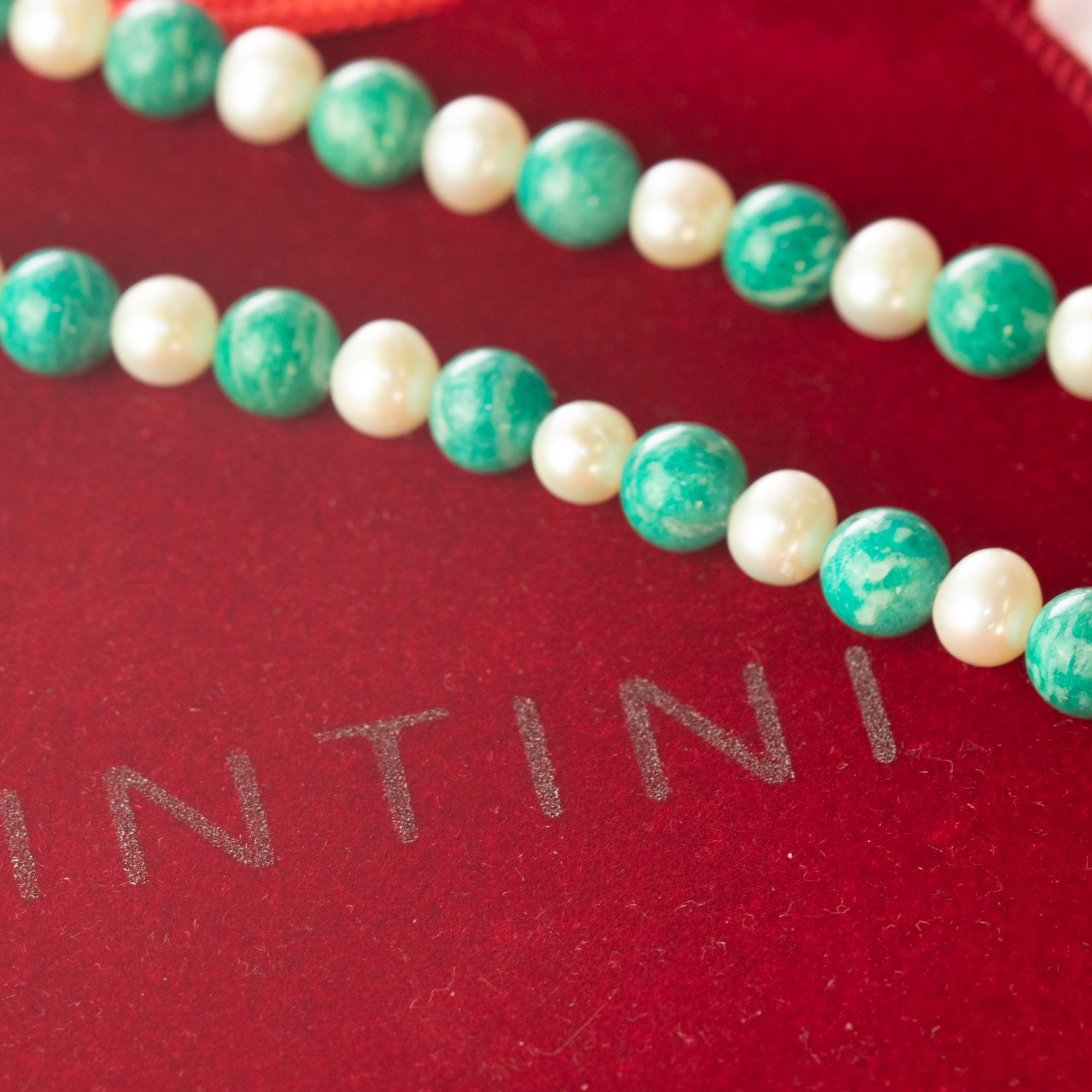 Un plein de design et de couleurs. Un style moderne et délicat pour une femme jeune et intrépide. Faites-vous plaisir avec un bijou artisanal lumineux. Perles de pierres précieuses naturelles avec une fermeture en or jaune 18 carats. Le complément