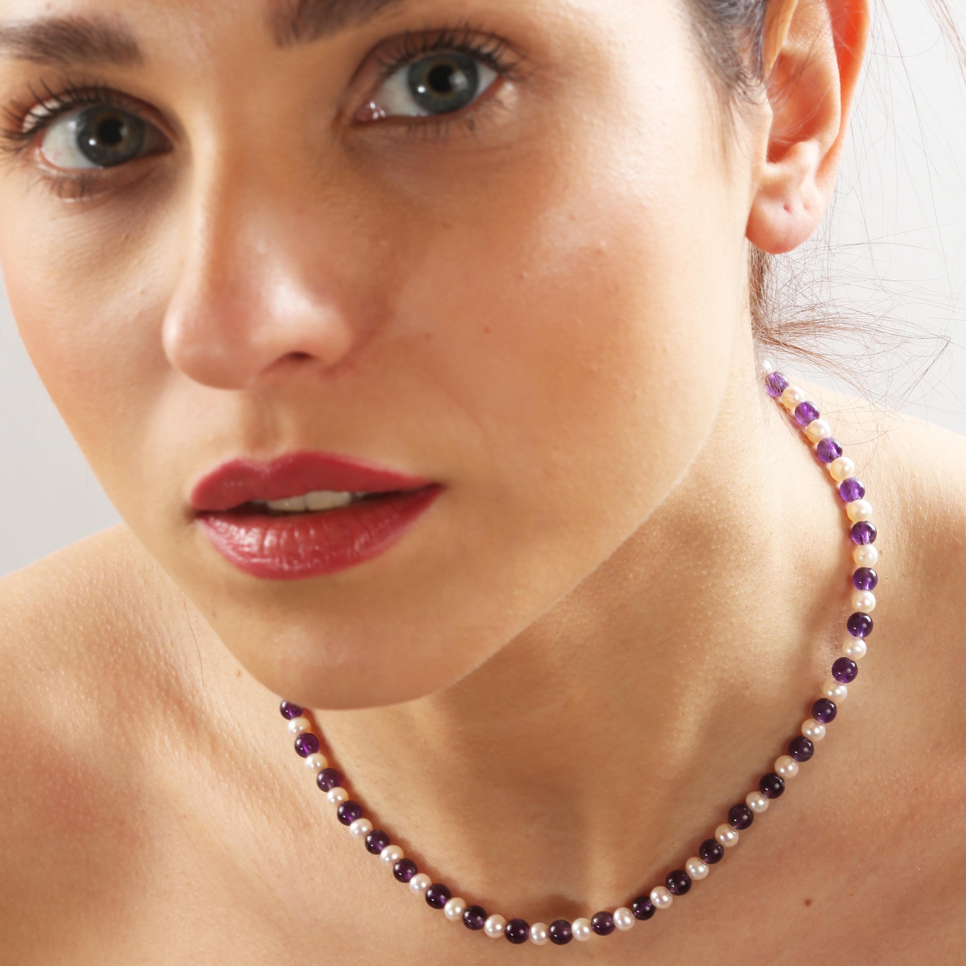 Un design coloré et glamour. Un style moderne et délicat pour une femme jeune et intrépide. Faites-vous plaisir avec un bijou artisanal lumineux. Perles de pierres précieuses naturelles avec une fermeture en or jaune 18 carats. Le complément parfait