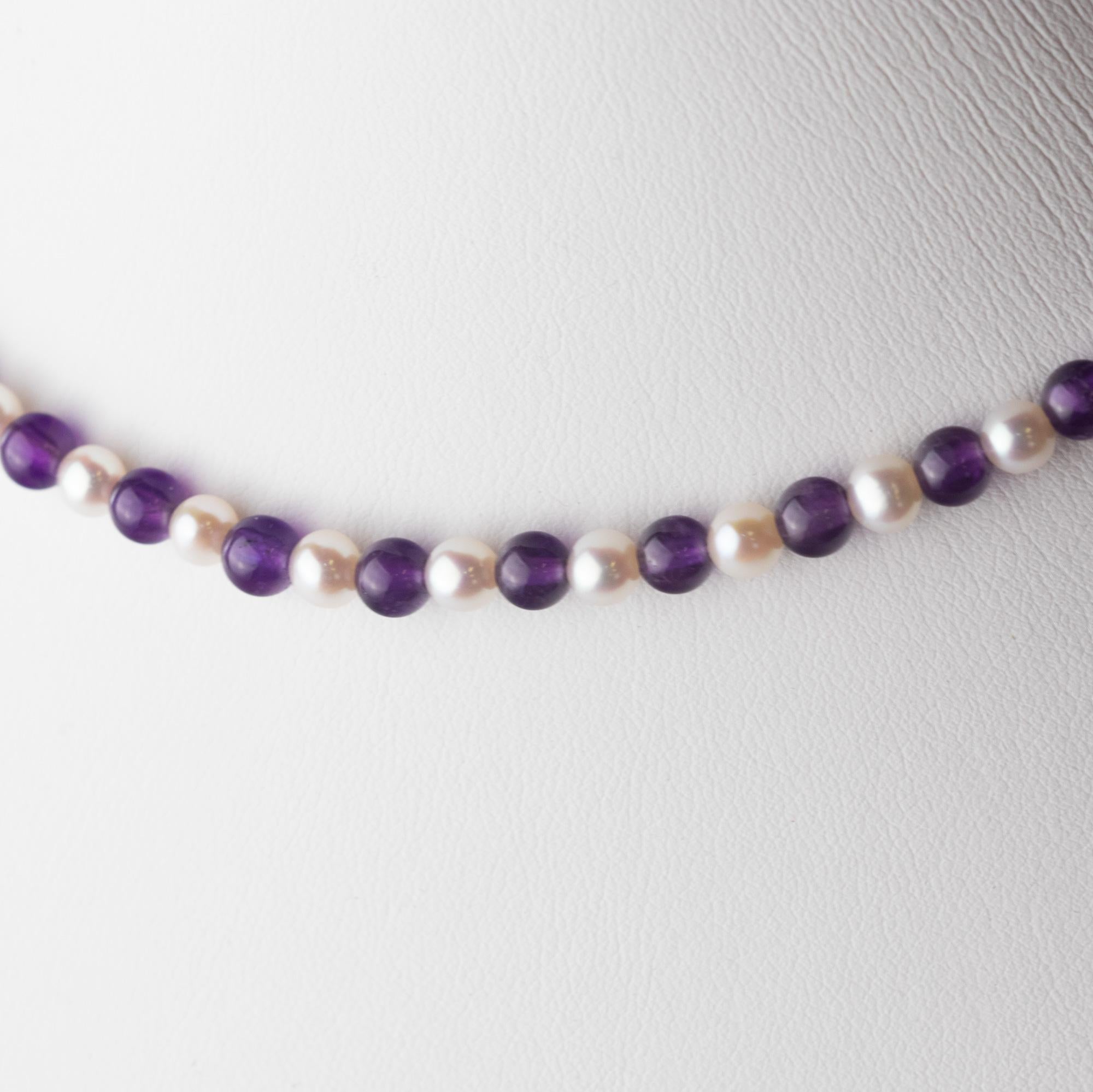 Intini Jewels Collier déco bohème chic en or 18 carats avec perles d'eau douce et améthyste naturelle en vente 1