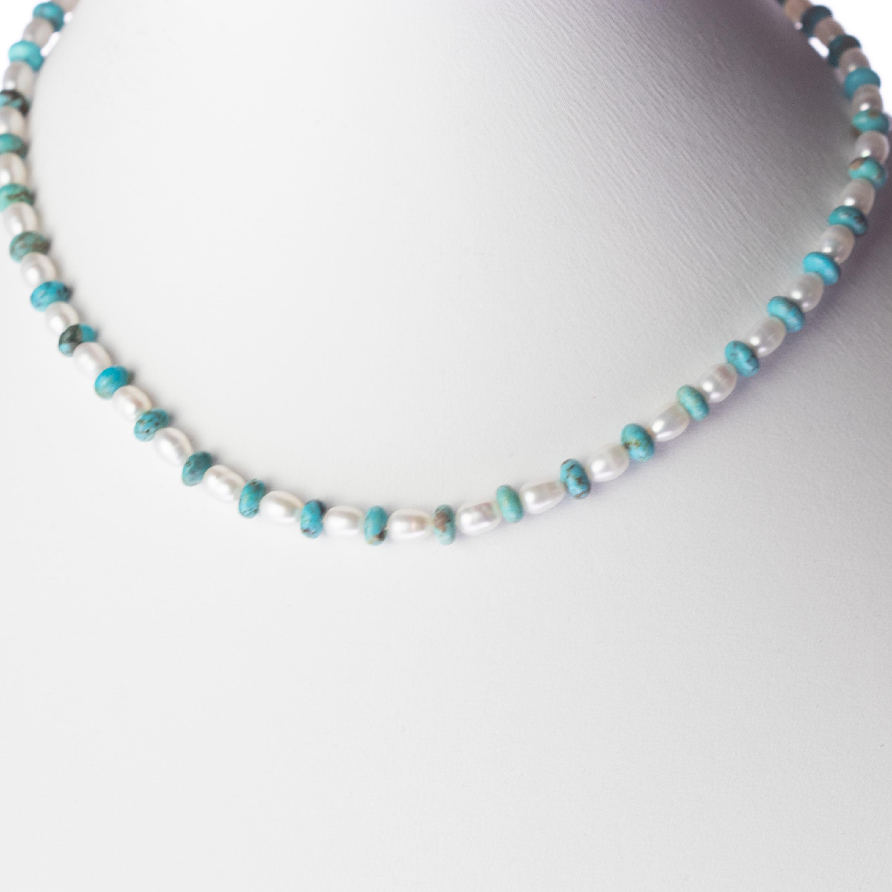 Un collier de turquoise naturelle et de perles d'eau douce naturelles plein de design. Un style moderne et délicat pour une femme jeune et intrépide. Faites-vous plaisir avec un bijou artisanal lumineux. Perles de pierres précieuses naturelles avec