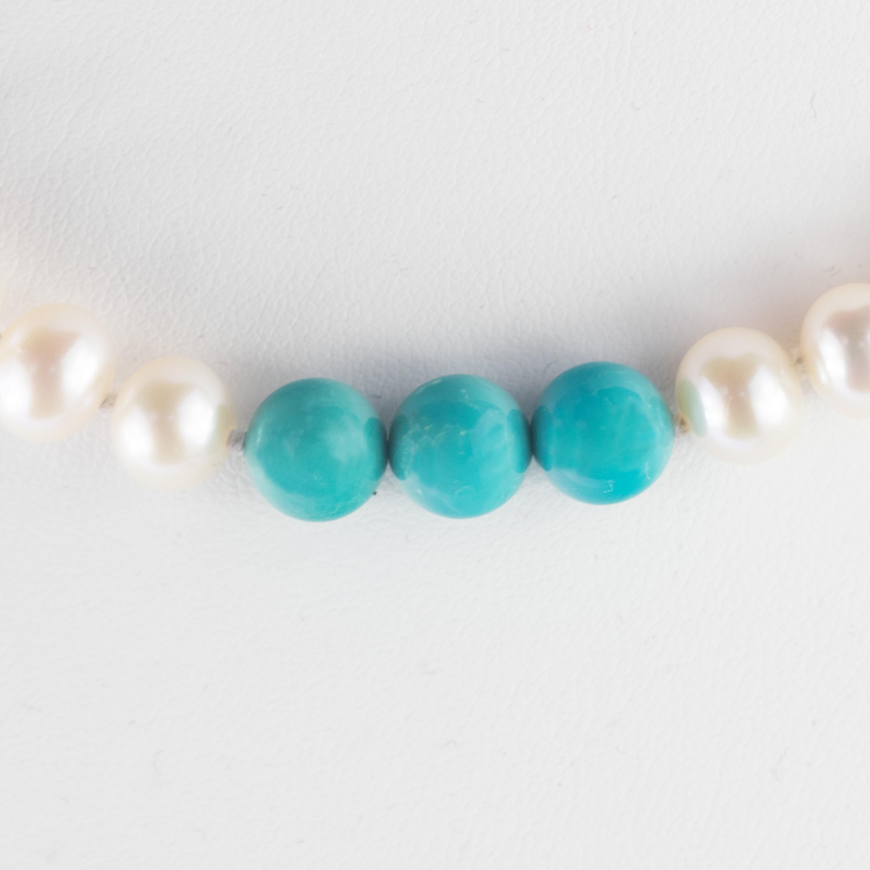 tini Jewels, Halskette aus 14 Karat Gelbgold mit Süßwasserperlen und natürlichem Türkis (Gemischter Schliff) im Angebot