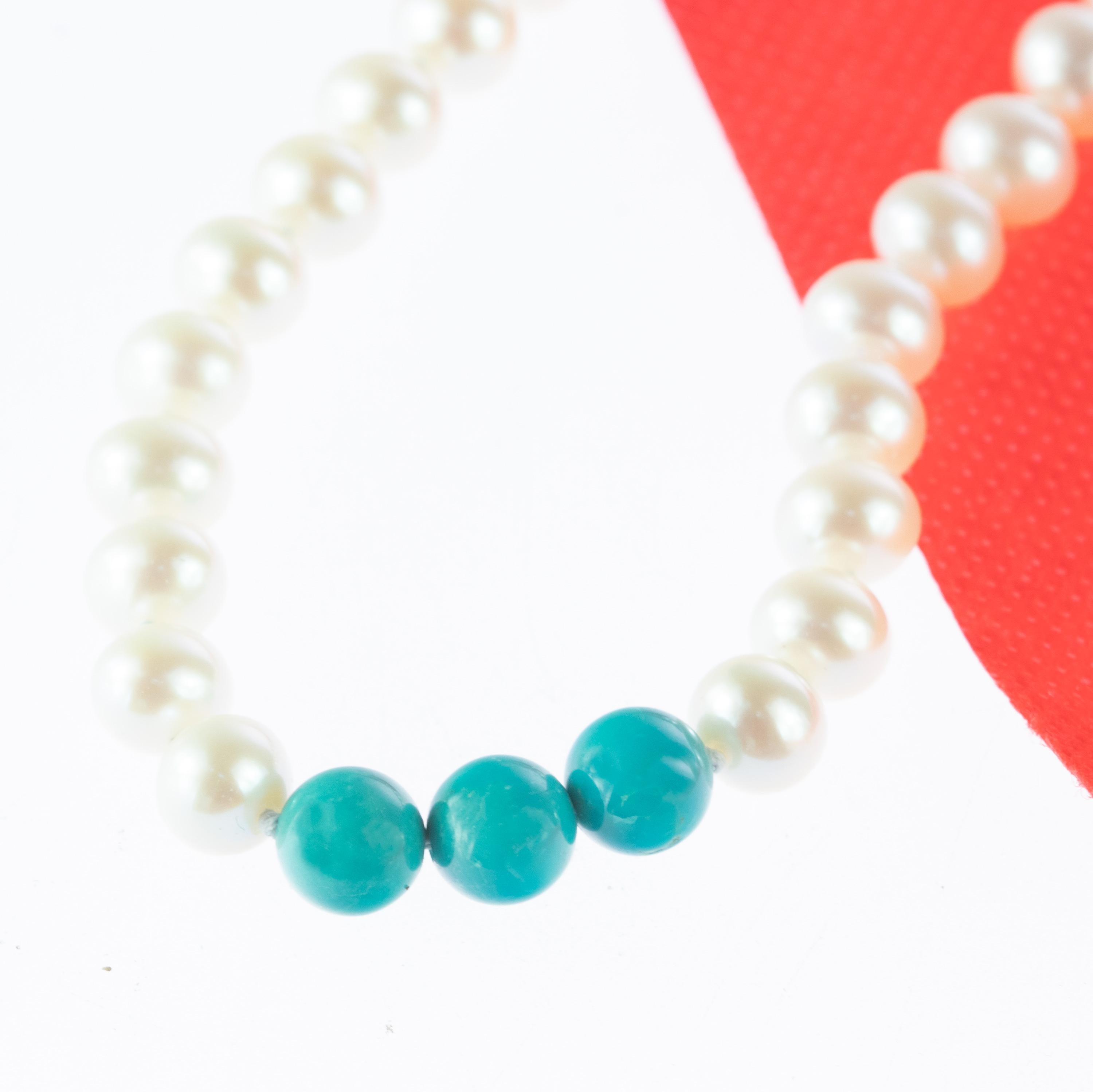 tini Jewels, Halskette aus 14 Karat Gelbgold mit Süßwasserperlen und natürlichem Türkis für Damen oder Herren im Angebot