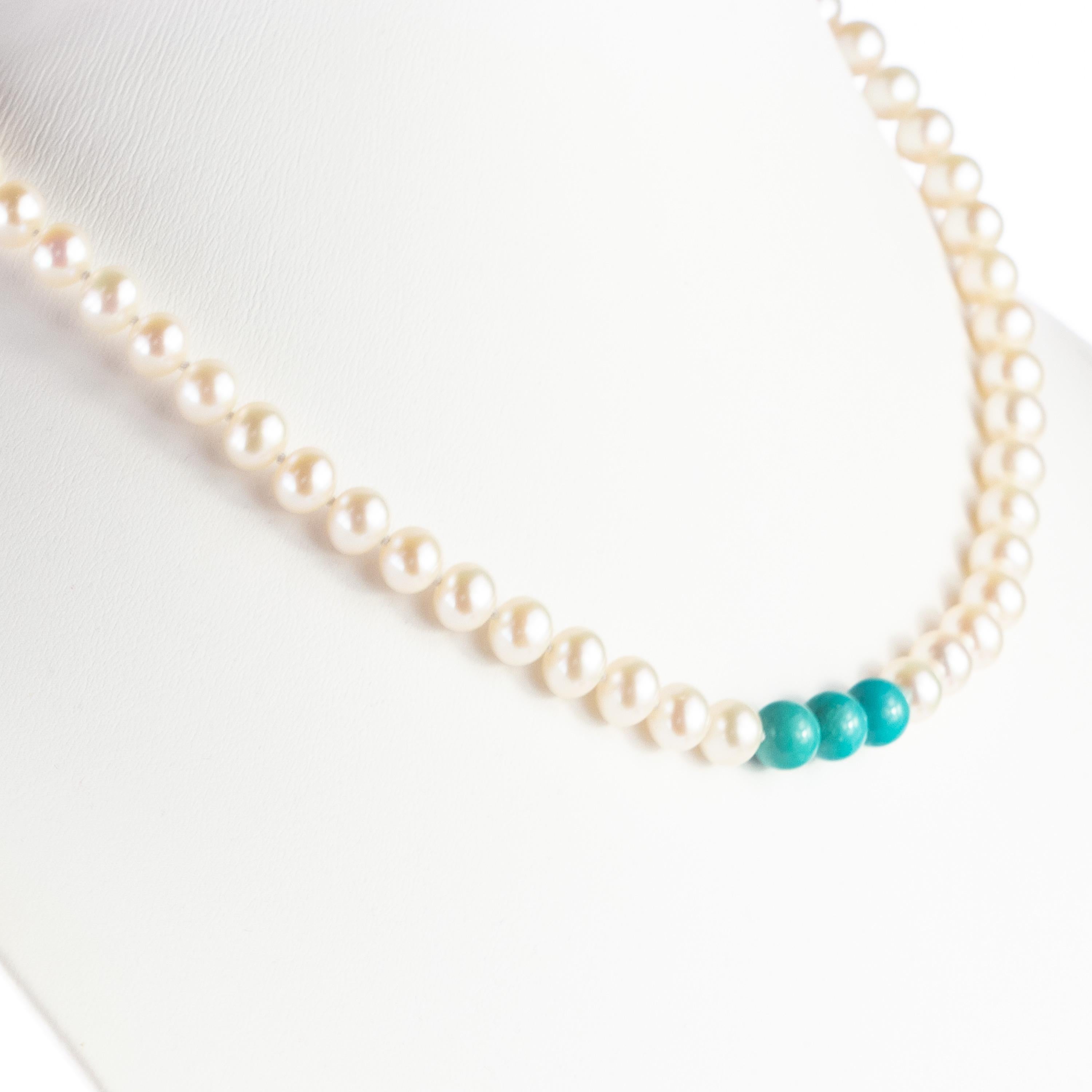 tini Jewels, Halskette aus 14 Karat Gelbgold mit Süßwasserperlen und natürlichem Türkis im Angebot 1