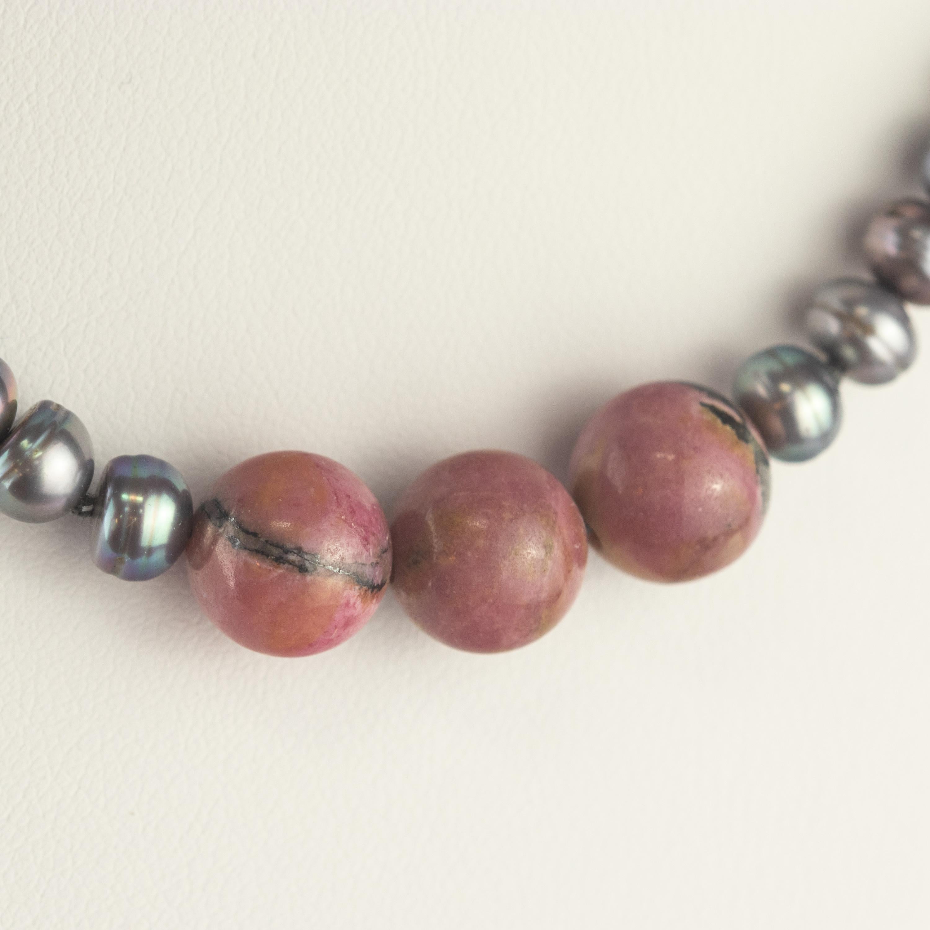 Artista Intini Jewels - Collana da cocktail con perle d'acqua dolce e rodonite in oro giallo 14 carati in vendita