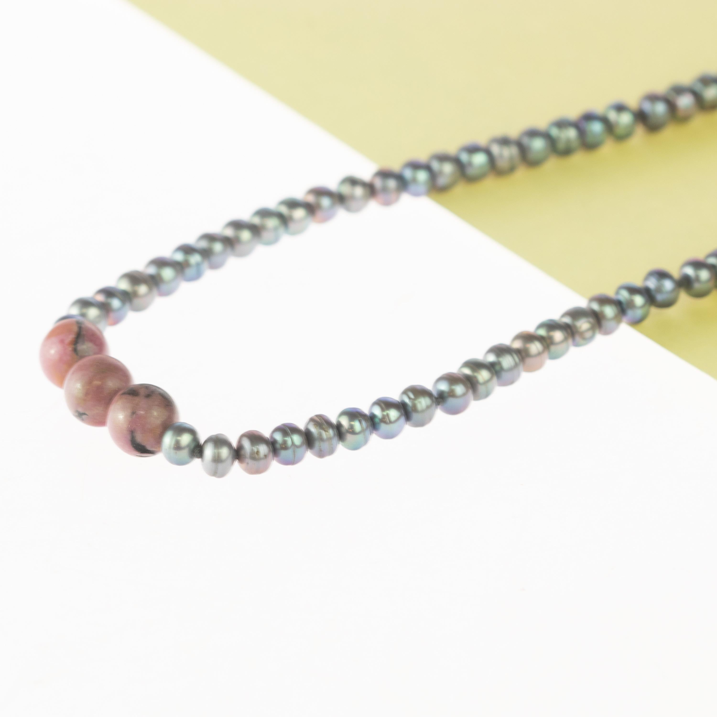 Taglio rotondo Intini Jewels - Collana da cocktail con perle d'acqua dolce e rodonite in oro giallo 14 carati in vendita