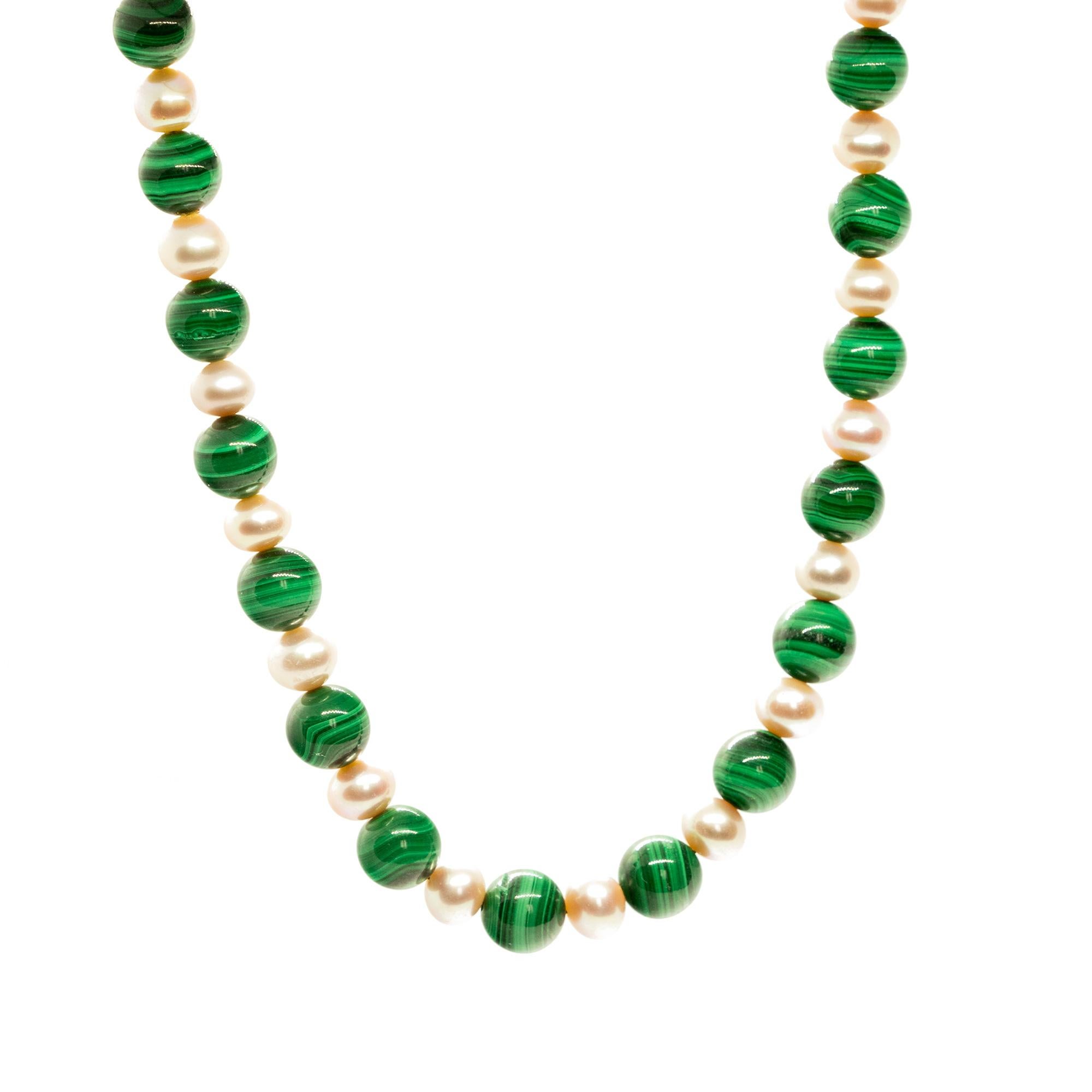 Un design colorato e affascinante. Uno stile moderno e delicato per una donna giovane e intrepida. Deliziati con un gioiello luminoso fatto a mano. Perline di pietre preziose naturali con chiusura in oro giallo 18 carati. Il complemento perfetto per