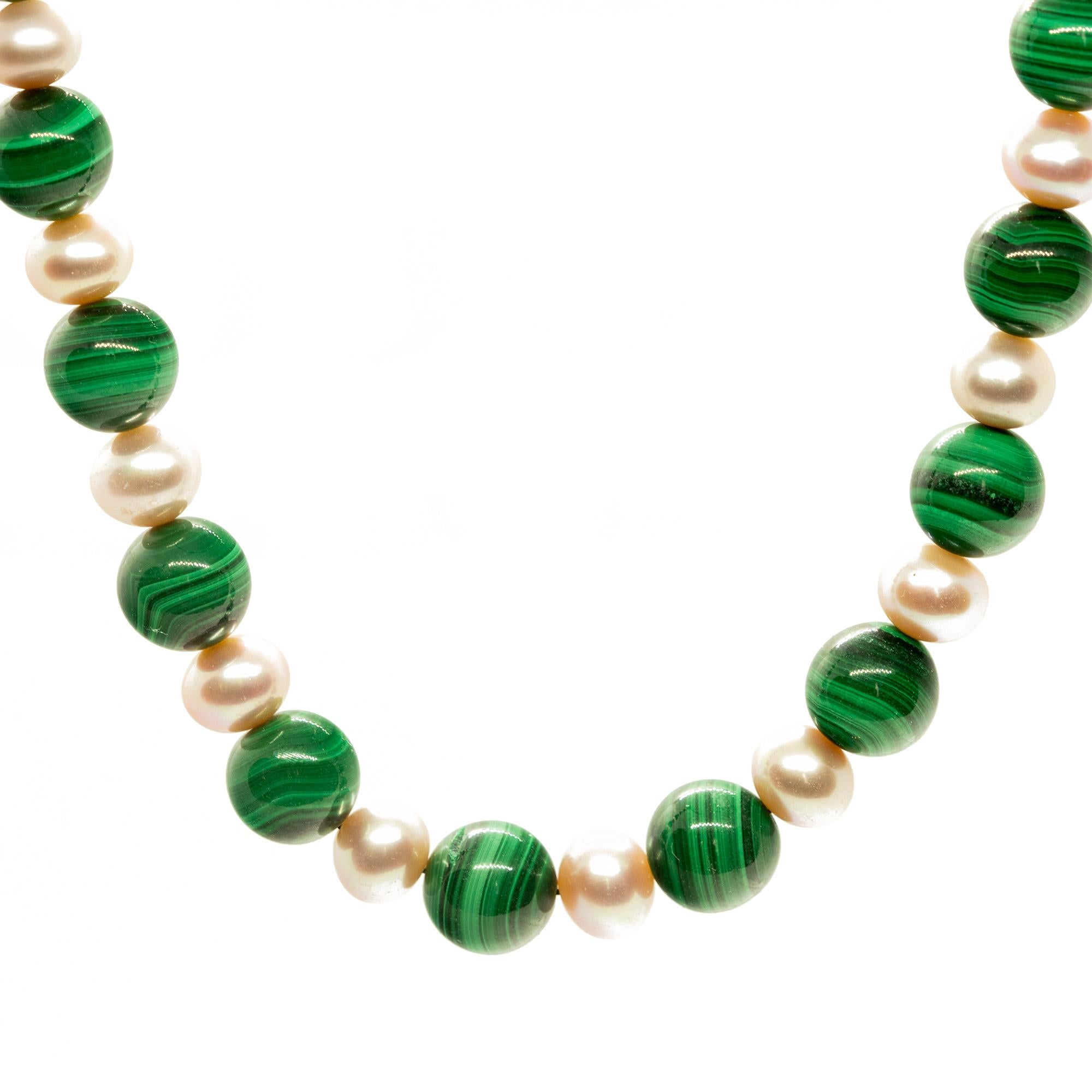 Taglio rotondo Intini Jewels - Collana d'acqua dolce con perle rotonde e malachite in oro 18 carati - Boho Chic Deco in vendita