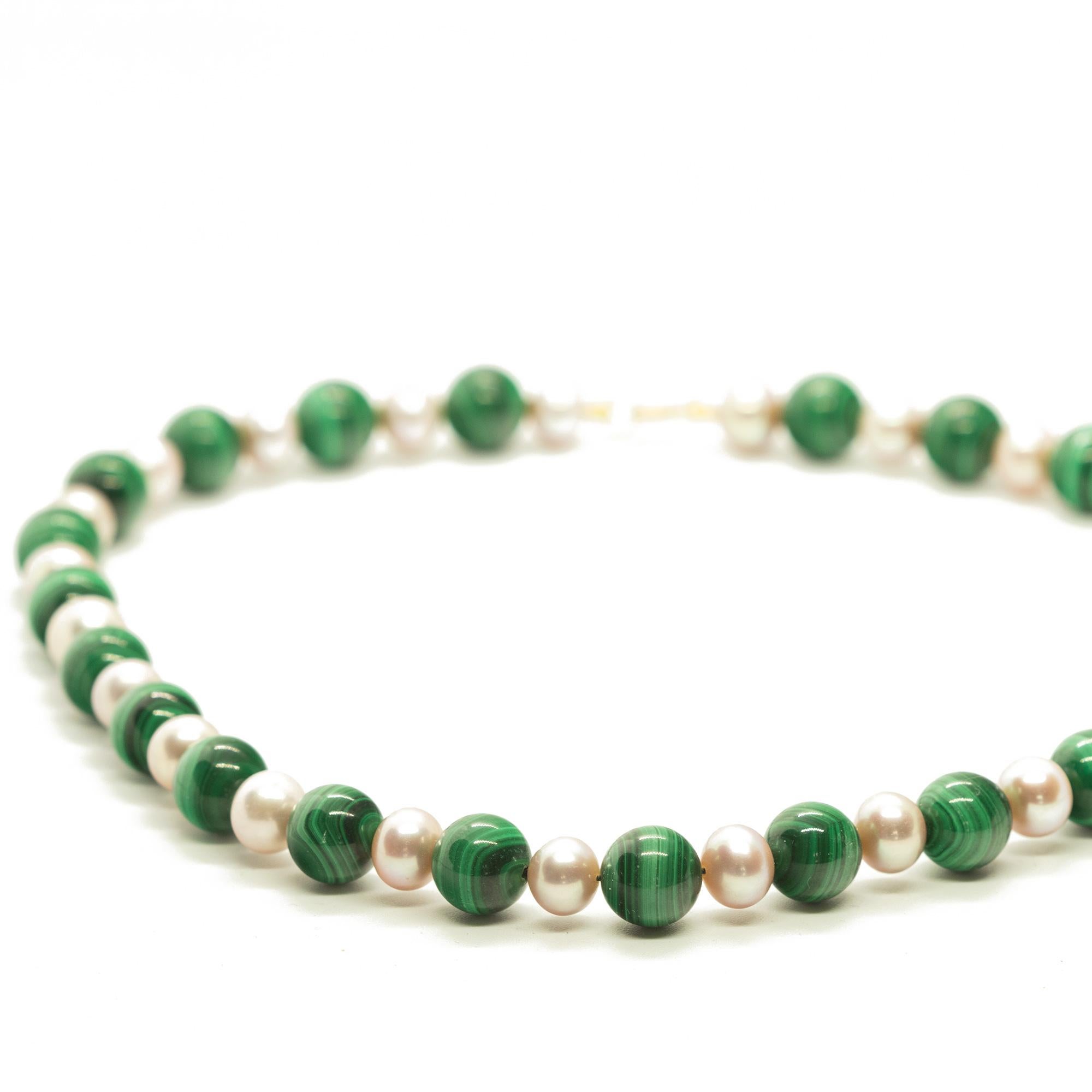 Intini Jewels - Collana d'acqua dolce con perle rotonde e malachite in oro 18 carati - Boho Chic Deco In condizioni Nuovo in vendita a Milano, IT