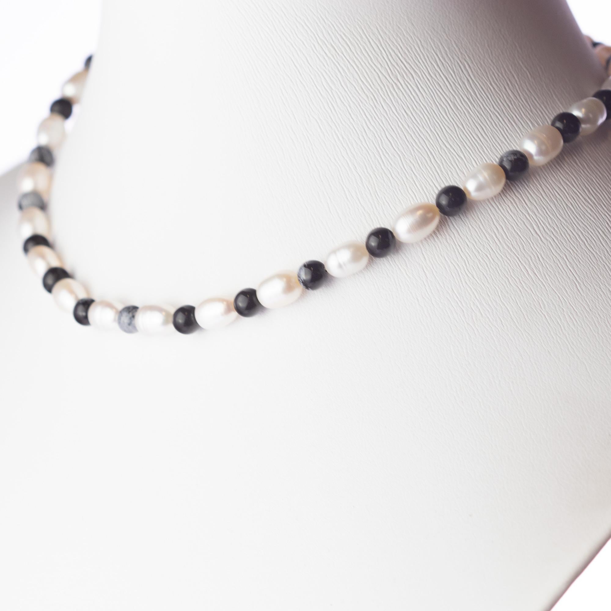 Una collana di perle naturali e ossidiana a fiocco di neve ricca di design. Uno stile moderno e delicato per una donna glamour e delicata. Deliziati con un gioiello luminoso fatto a mano. Pietre preziose naturali con chiusura in oro giallo 18