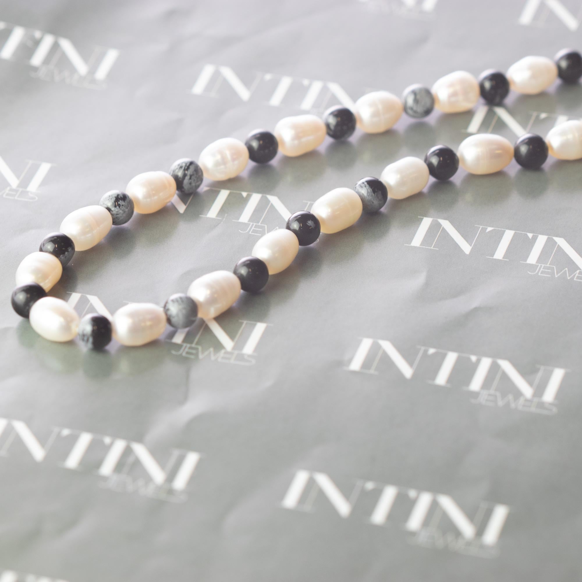 Artista Intini Jewels - Collana tribale in oro 18 carati con perle d'acqua dolce e fiocco di neve di ossidiana in vendita