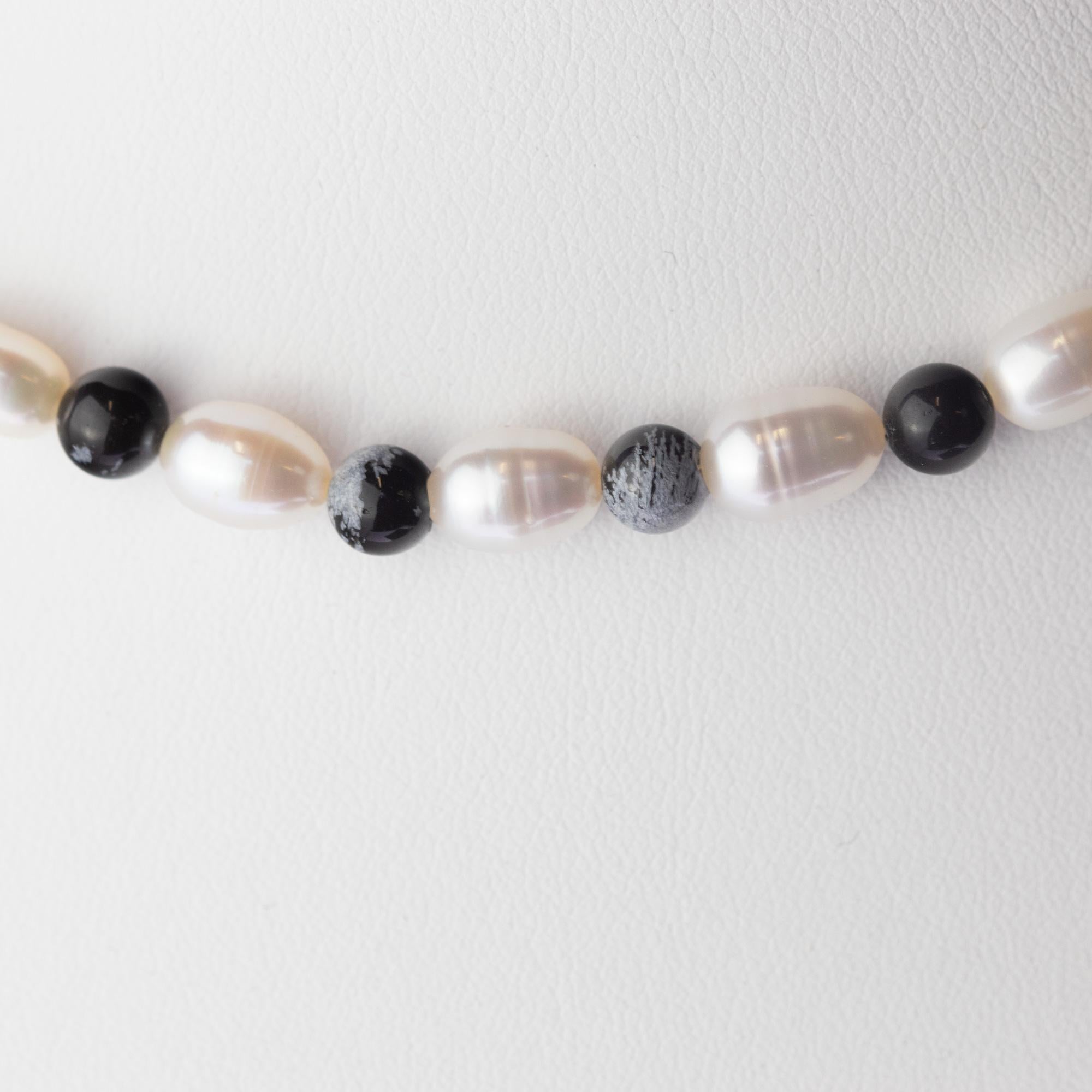 Taglio rotondo Intini Jewels - Collana tribale in oro 18 carati con perle d'acqua dolce e fiocco di neve di ossidiana in vendita