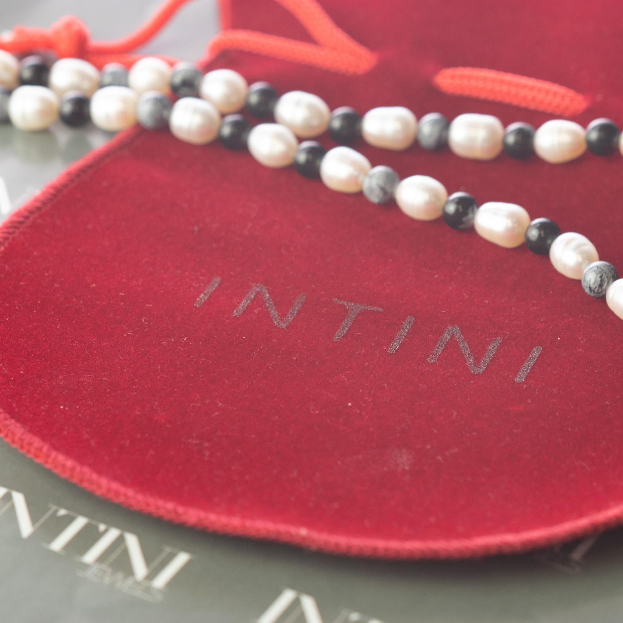 Intini Jewels - Collana tribale in oro 18 carati con perle d'acqua dolce e fiocco di neve di ossidiana In condizioni Nuovo in vendita a Milano, IT