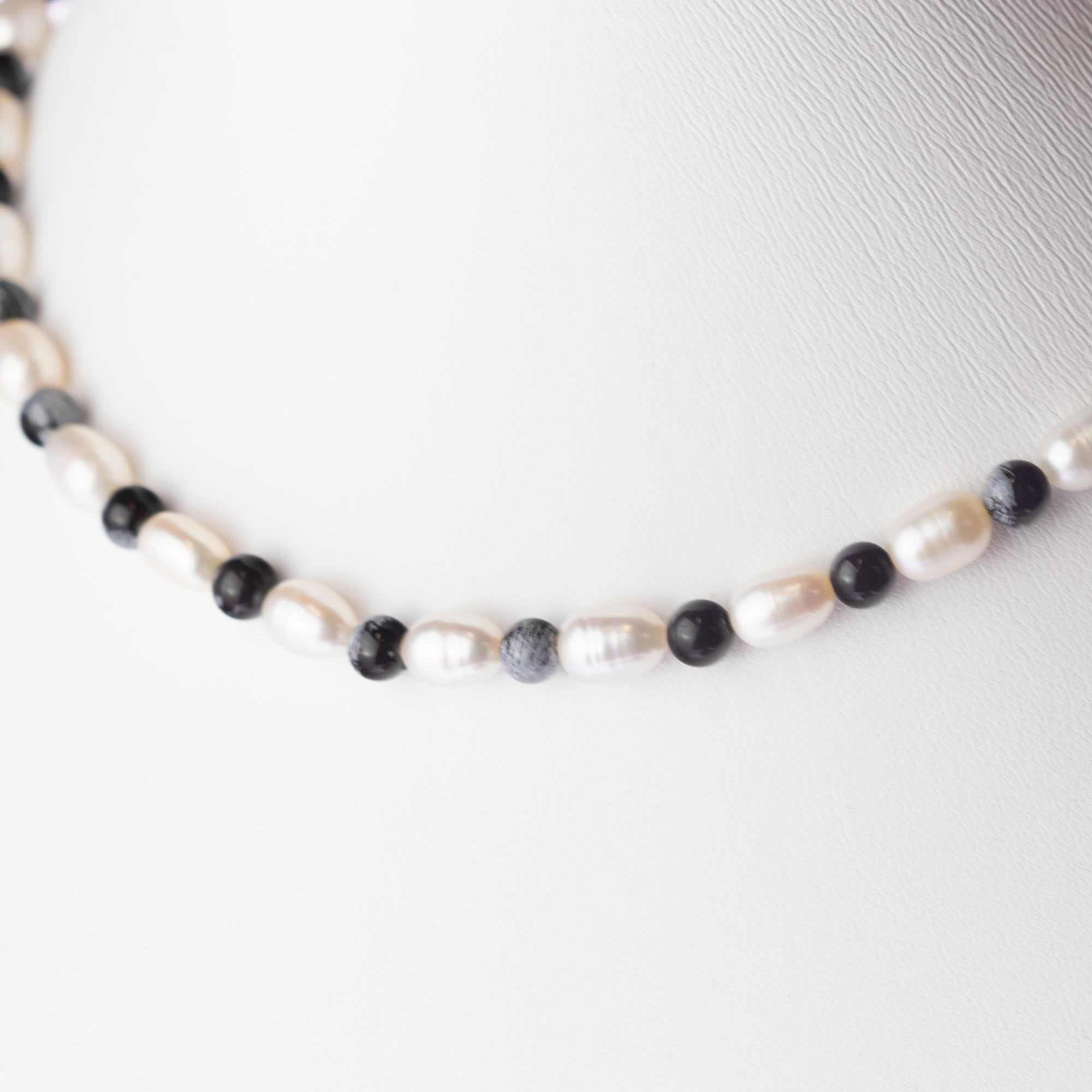 da uomo o donna Intini Jewels - Collana tribale in oro 18 carati con perle d'acqua dolce e fiocco di neve di ossidiana in vendita