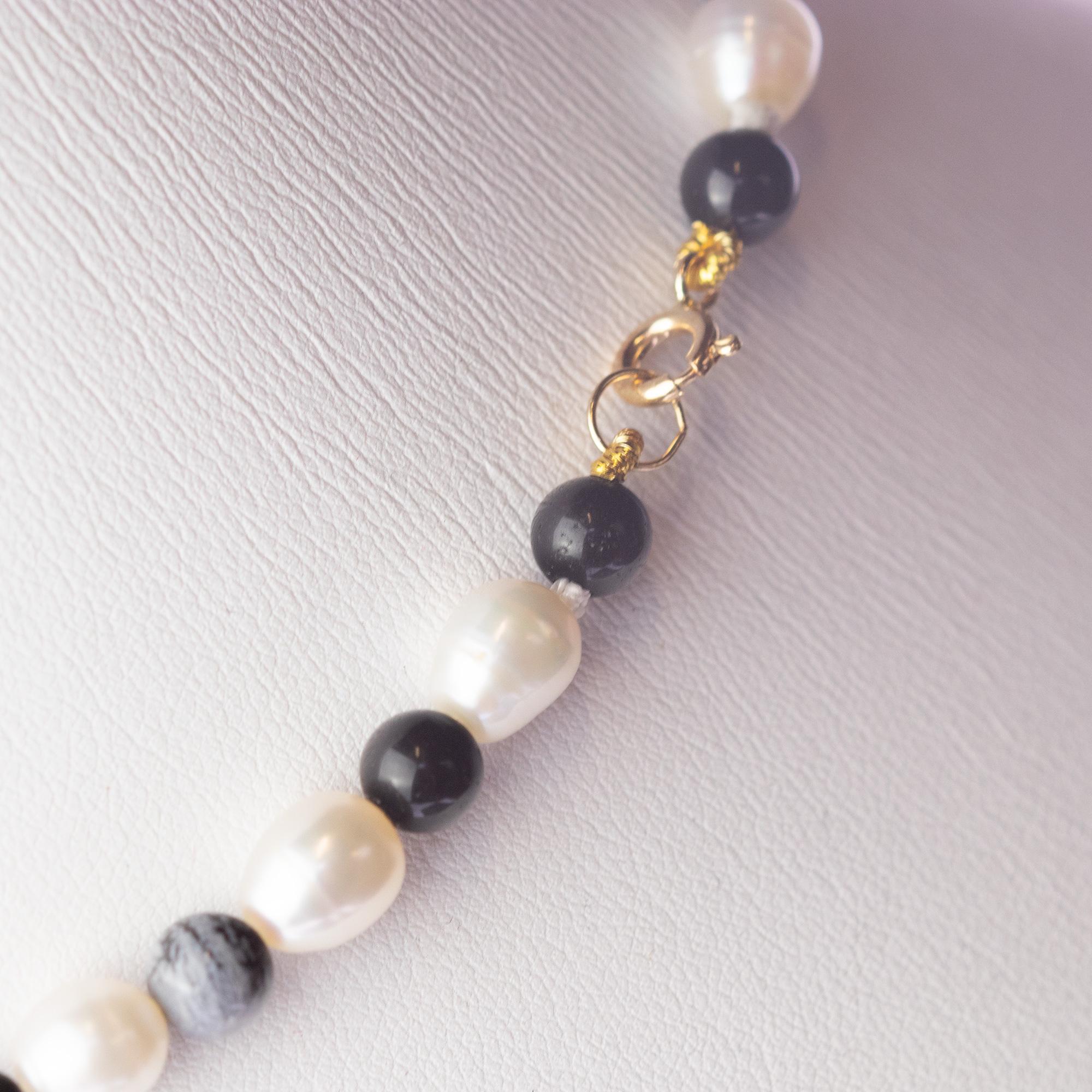 Intini Jewels - Collana tribale in oro 18 carati con perle d'acqua dolce e fiocco di neve di ossidiana in vendita 1