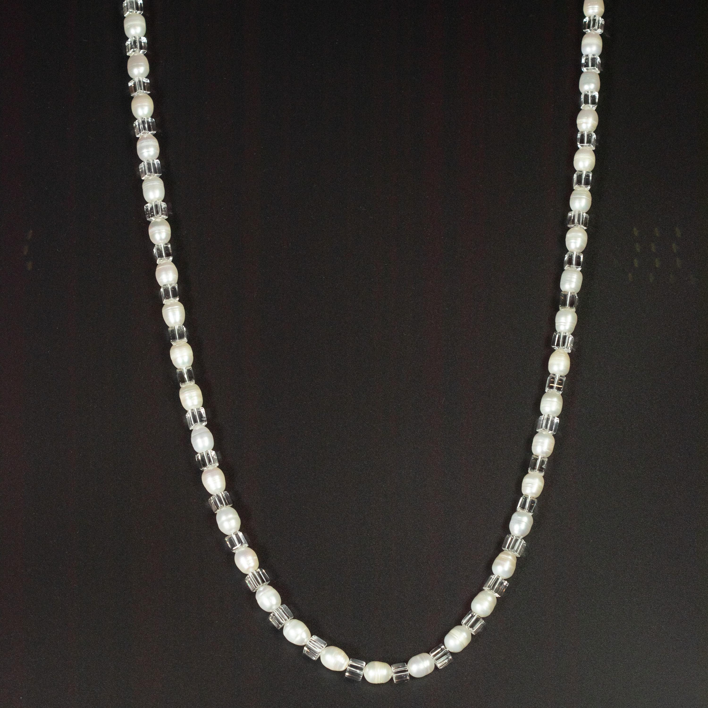 Design senza tempo in argento sterling 925 con perline meravigliose. Collana avvolgente con perle naturali d'acqua dolce intervallate da cristalli di rocca e corallo rosa. Questo design fatto a mano mostra la bellezza semplice e unica di un