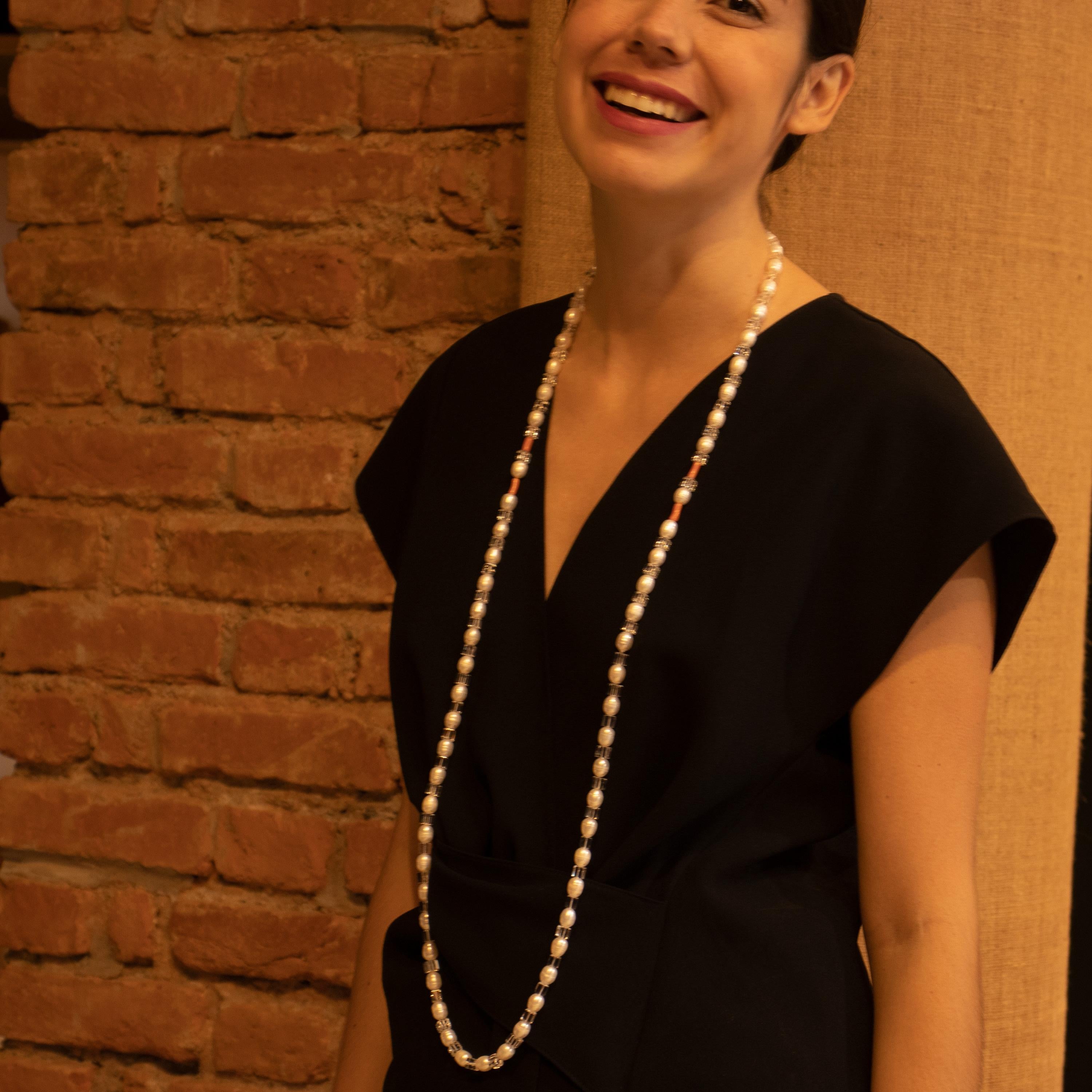 Moderno Intini Jewels - Collana di perle d'acqua dolce con catena lunga e perline in argento 925 in vendita